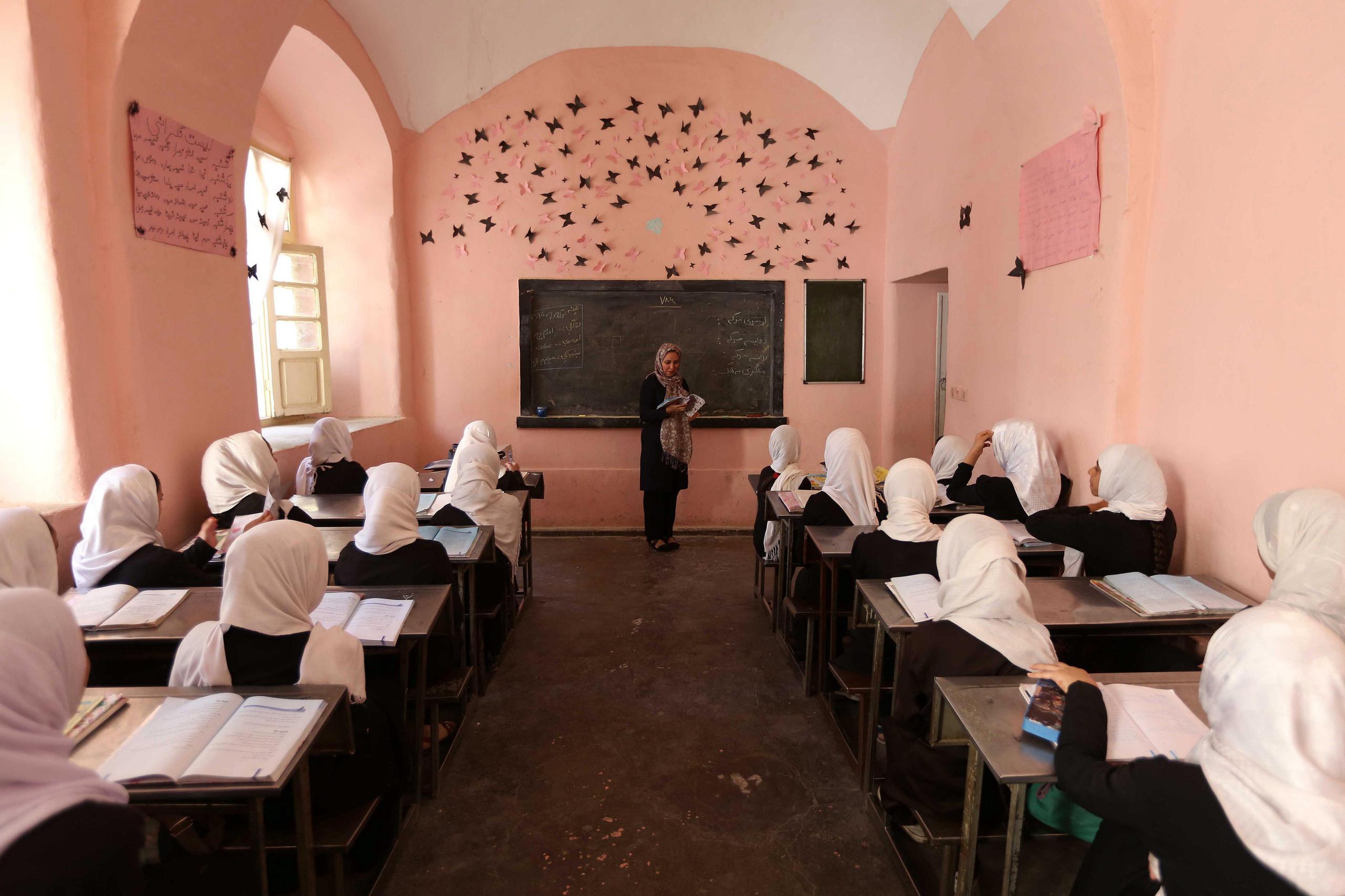 De las más de 4 millones de afganas que estudiaban en Afganistán antes de la conquista de Kabul, 1.2 millones eran alumnas de educación secundaria y superior, según datos del Ministerio de Educación durante el curso 2020-2021.
