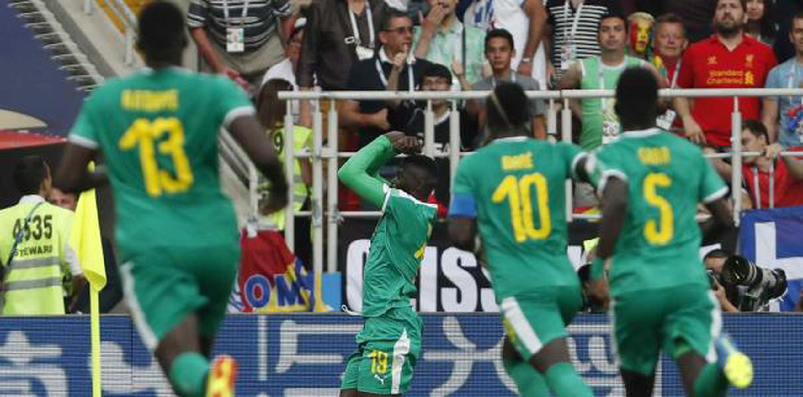 El senegalés Mbaye Niang, segundo a la izquierda, celebra con sus compañeros después de anotar el segundo gol de su equipo durante el partido del grupo H entre Polonia y Senegal. (AP)
