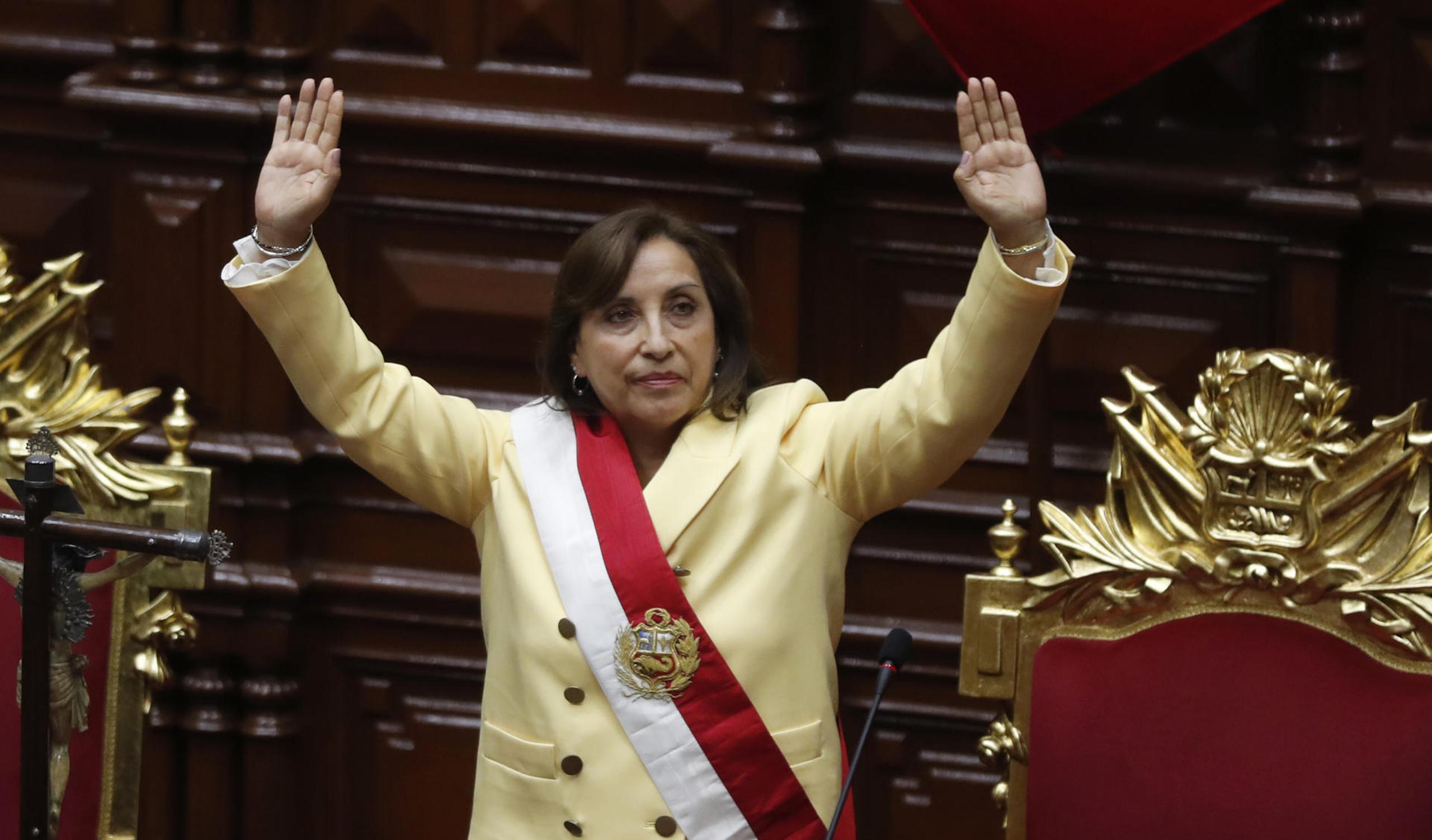 La abogada Dina Boluarte se convierte en la presidenta de Perú.