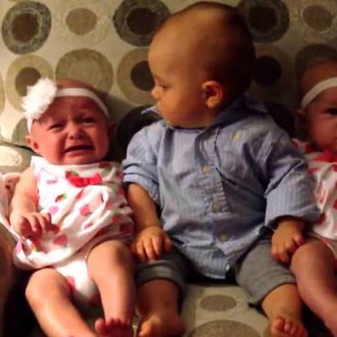 Mira la reacción de este bebé al conocer a sus hermanas gemelas  