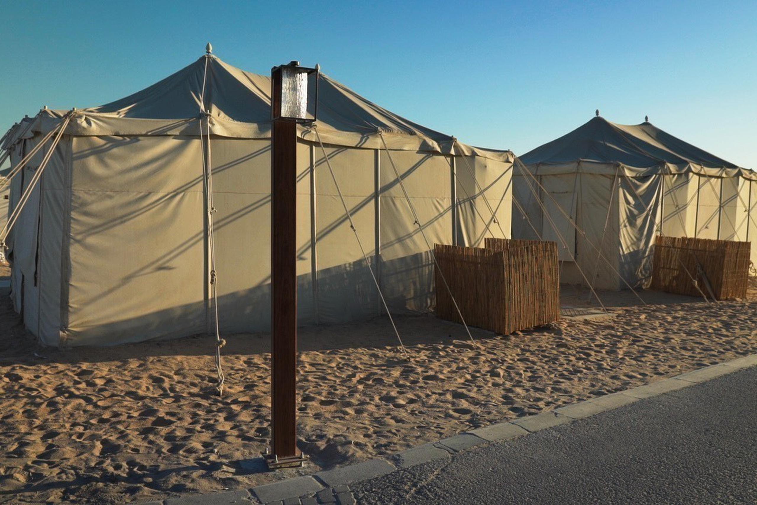 Tiendas de campaña en la villa de hospedaje en Al Khor, Qatar el miércoles 23 de noviembre del 2022. (AP Foto/Jon Gambrell)