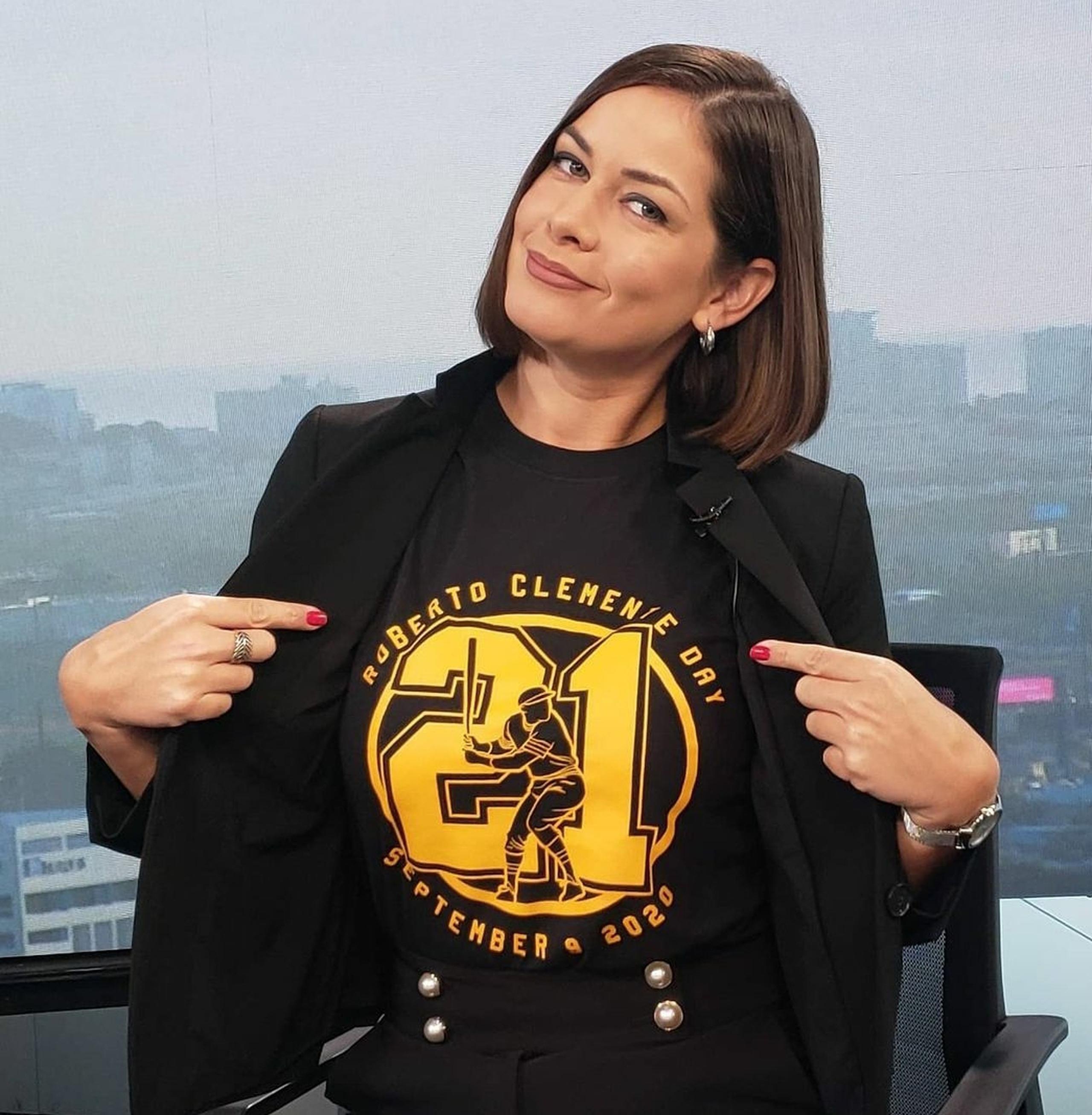 Mónika Candelaria recientemente rindió homenaje a Roberto Clemente usando una camisa con su número en el Día de Roberto Clemente.