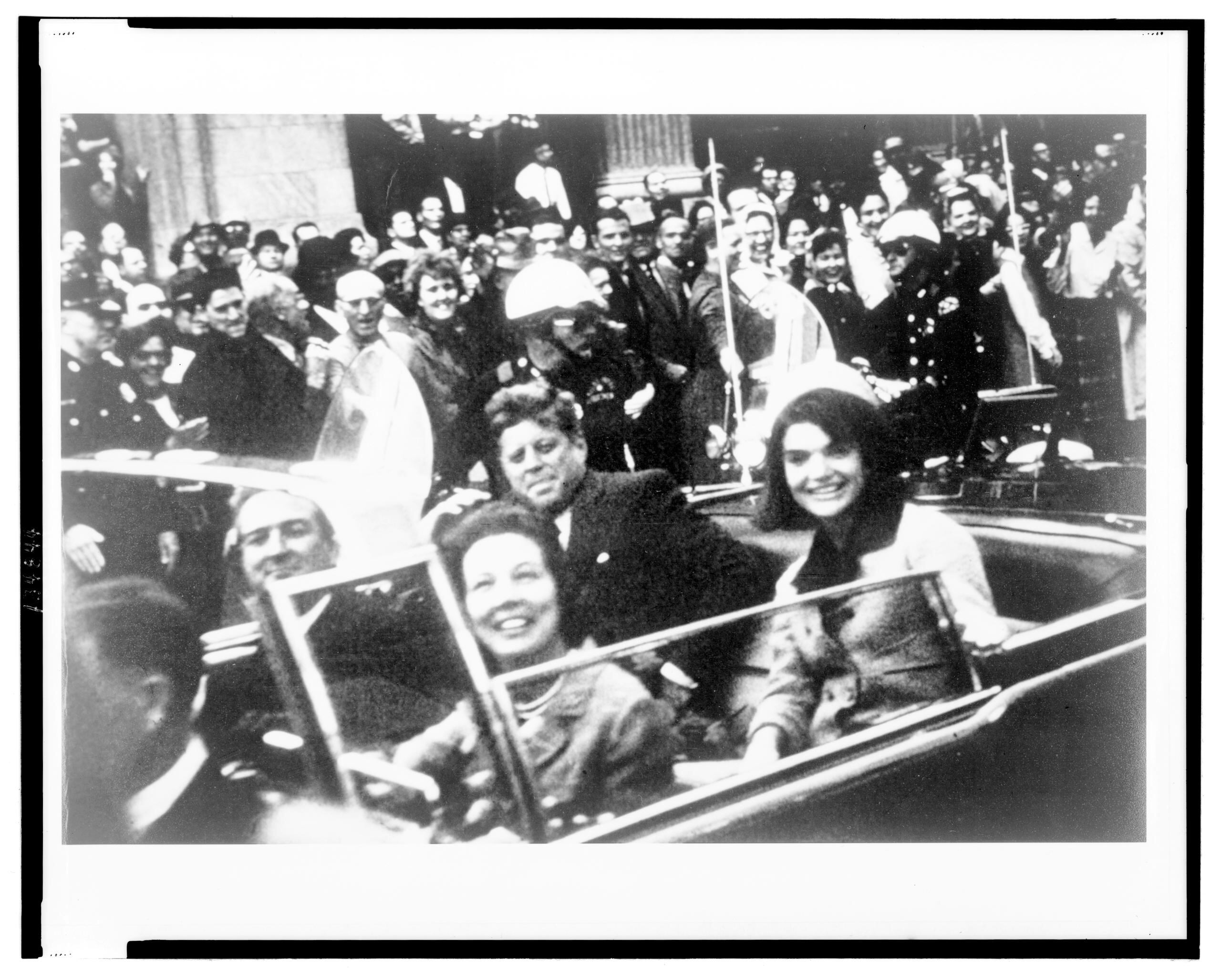 Fotografía cedida hoy por la Biblioteca del Congreso de Estados Unidos donde aparece el presidente John F. Kennedy y la primera dama Jacqueline Kennedy (atrás), mientras pasean en el auto presidencial acompañados por el gobernador de Texas, John Connally, y su esposa Nellie (adelante), el 22 de noviembre de 1963 en Dallas, Texas (EE.UU). (EFE/Biblioteca del Congreso de EE.UU.)