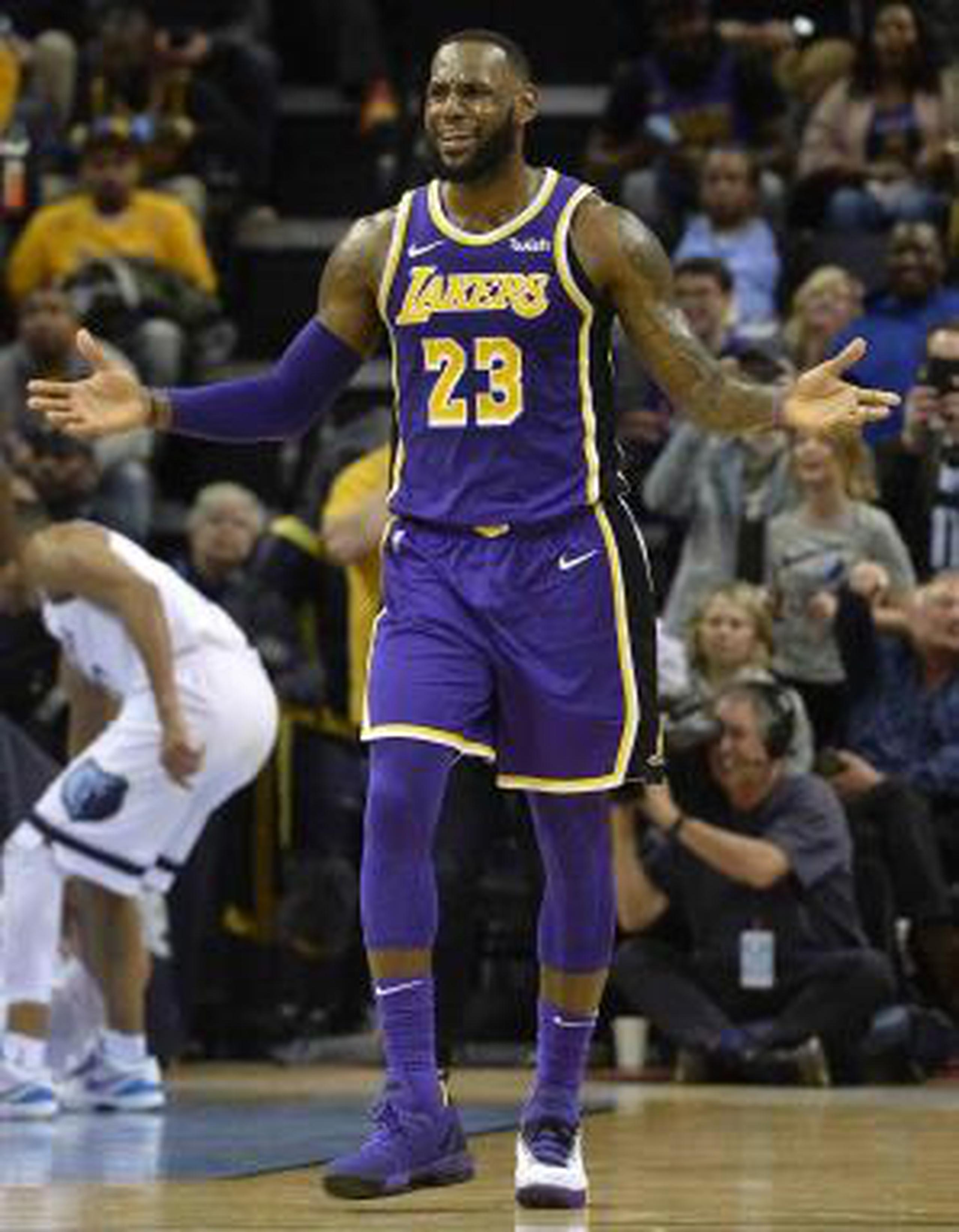 LeBron James y los Lakers de Los Angeles están a punto de quedarse fuera de la postemporada, algo que el astro no contemplaba cuando se mudó de Cleveland a California. (Archivo/AP)