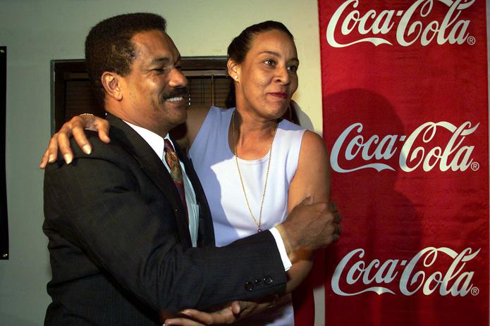 Sophia Reyes y Carlos Pizarro, dos de los exaltados durante una conferencia dedicatoria del Voleibol Superior en el 2000. Fueron parte de las Chicas de San Juan. Reyes también jugó para las Pinkin.
