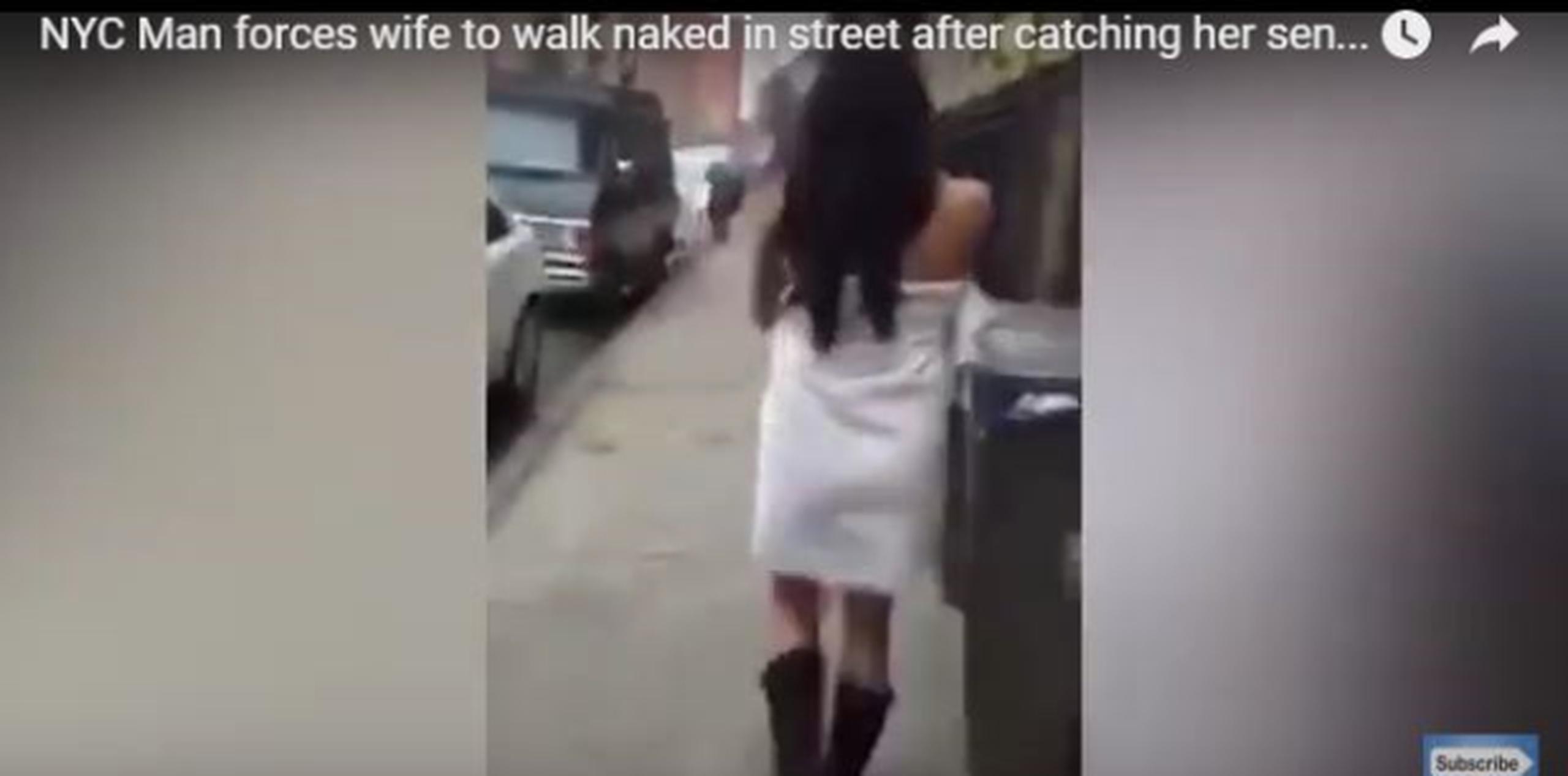 El hombre forzó a la joven a caminar, primero cubierta solo por una toalla, y luego desnuda. (Captura)