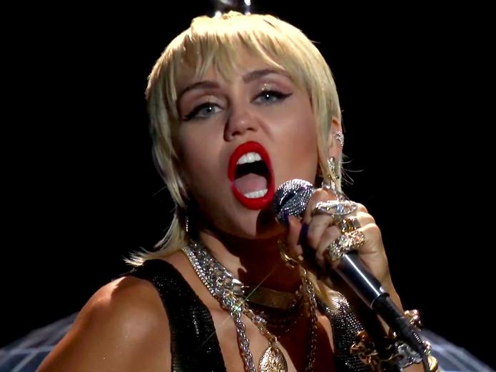 Miley Cyrus interpretó "Midnight Sky".