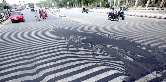 El calor ha sido tan intenso que el asfalto se ha derretido, distorsionando la pintura en las carreteras. (EFE)
