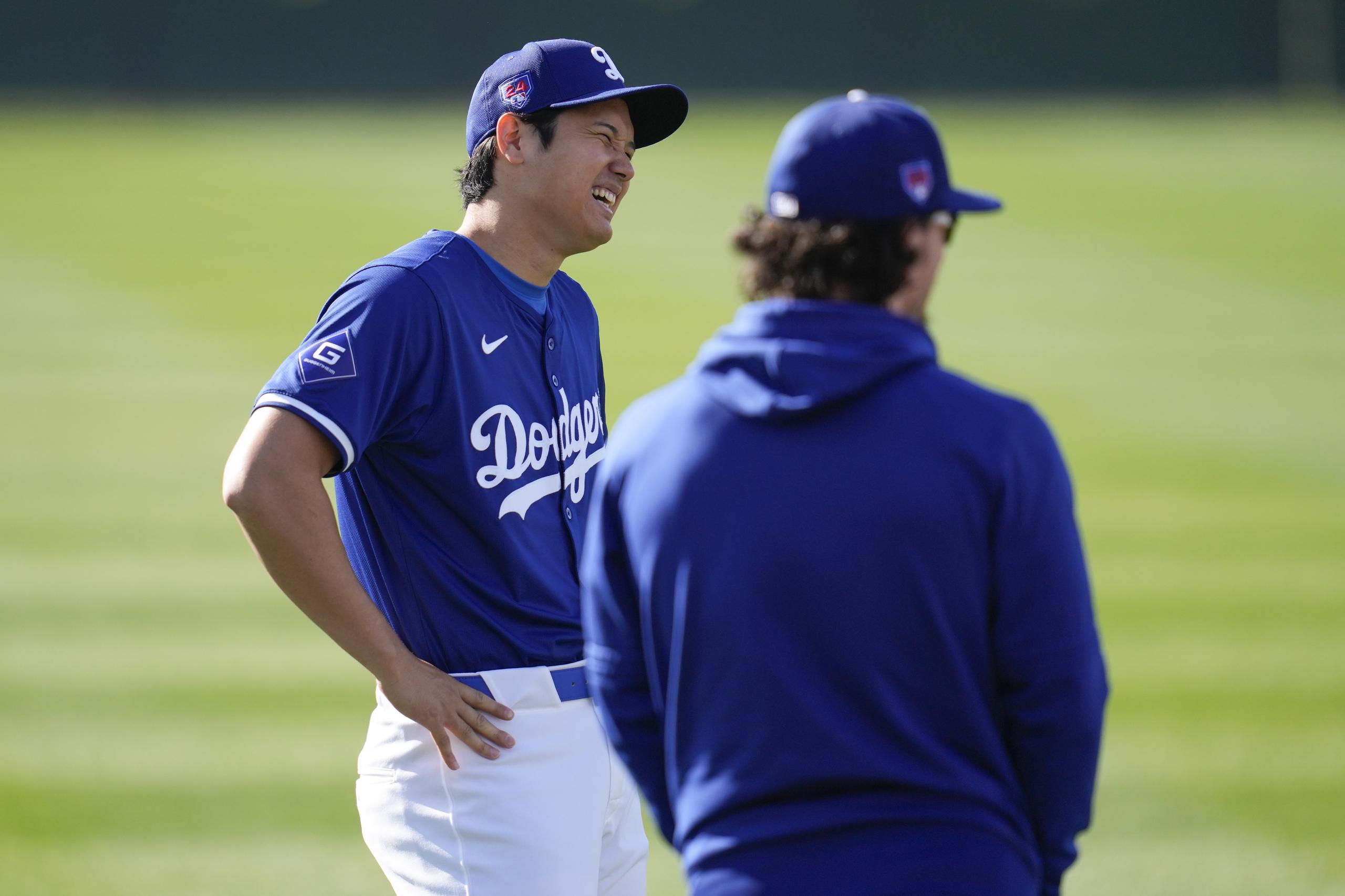 El bateador designado de los Dodgers de Los Ángeles, Shohei Ohtani (17), participa en los entrenamientos de béisbol de primavera en Camelback Ranch en Phoenix, el domingo 18 de febrero de 2024.