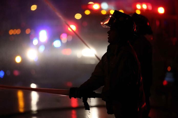 Dos bomberos extinguen un incendio. (GFR Media)