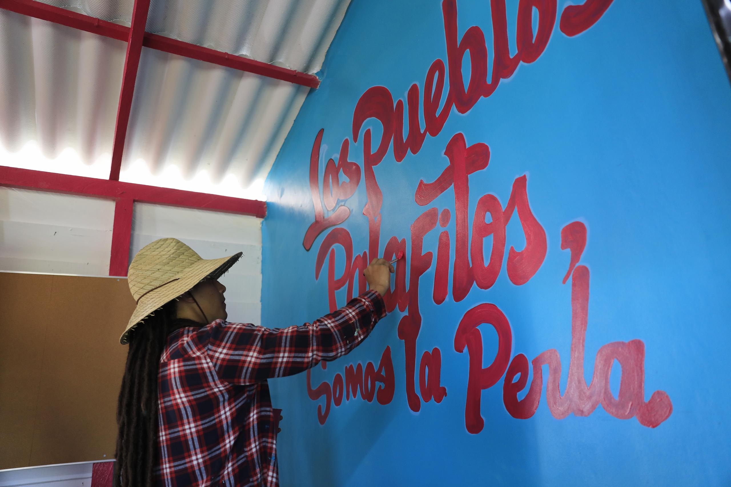 Un voluntario mientras pinta la escuela de Buena Vista en el departamento del Magdalena, en Colombia. (EFE/ Carlos Ortega)