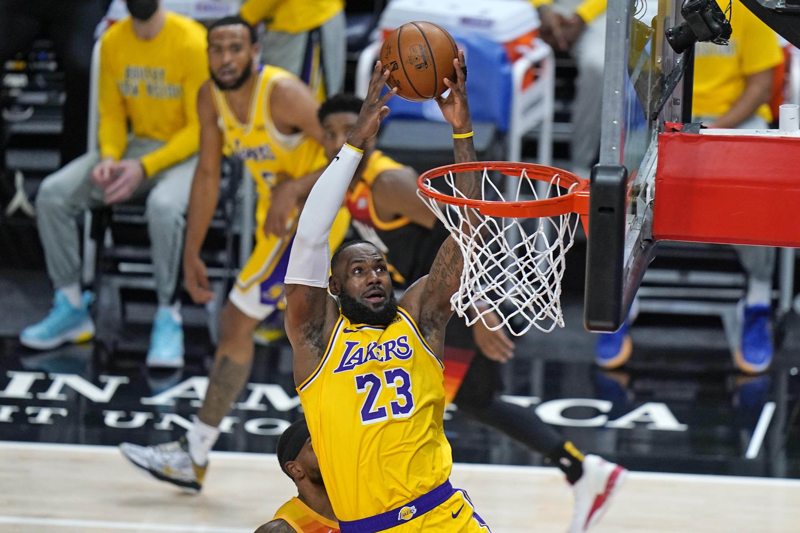 LeBron James y los Lakers resistieron durante las últimas semanas de la primera mitad de la temporada sin el centro estelar Anthony Davis, fuera por lesión. 