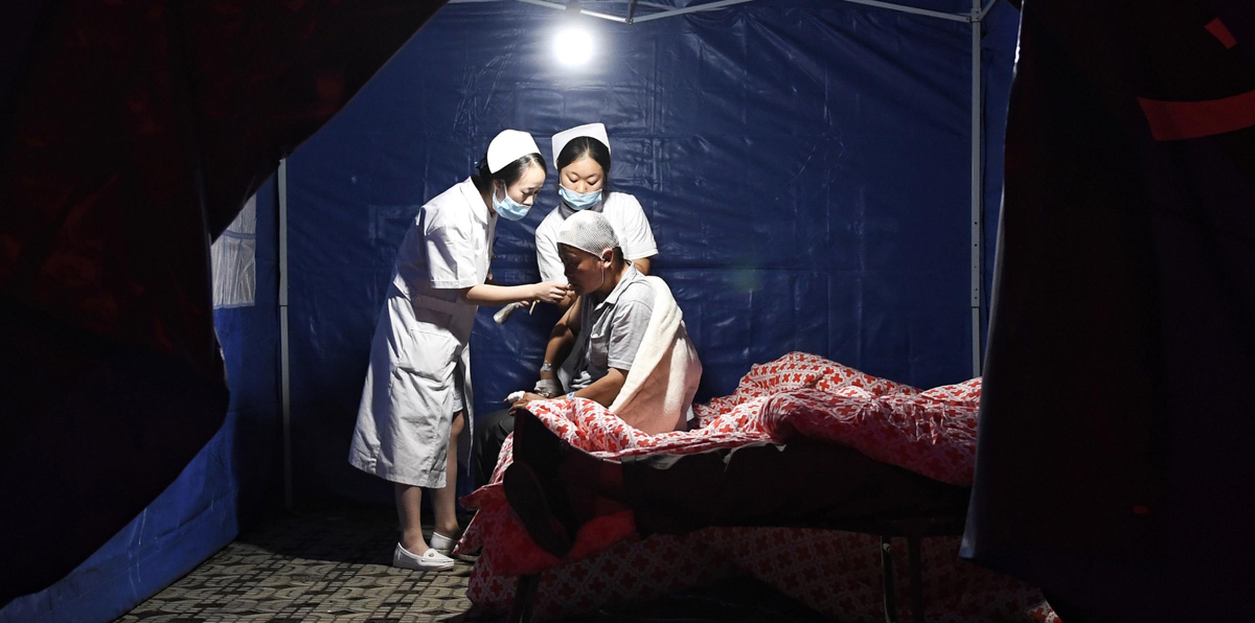 Personal médico atiende a un hombre herido en el Hospital Popular de Jiuzhaigou, en la provincia de Sichuan, en el suroeste de China. (AP)