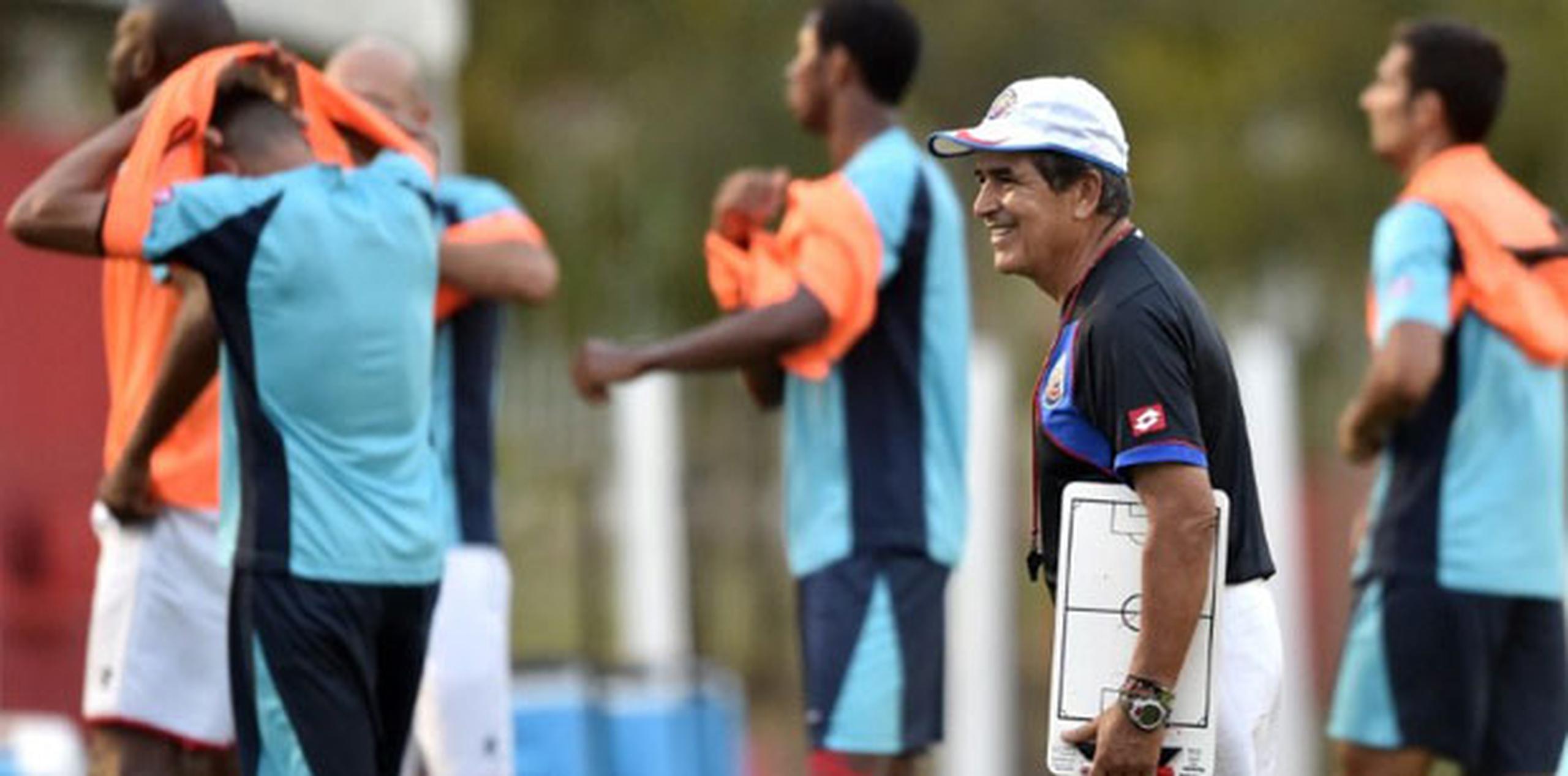 El técnico Jorge Luis Pinto quiere que los ticos internalicen que son uno de los mejores equipos del mundo. (AFP) 
