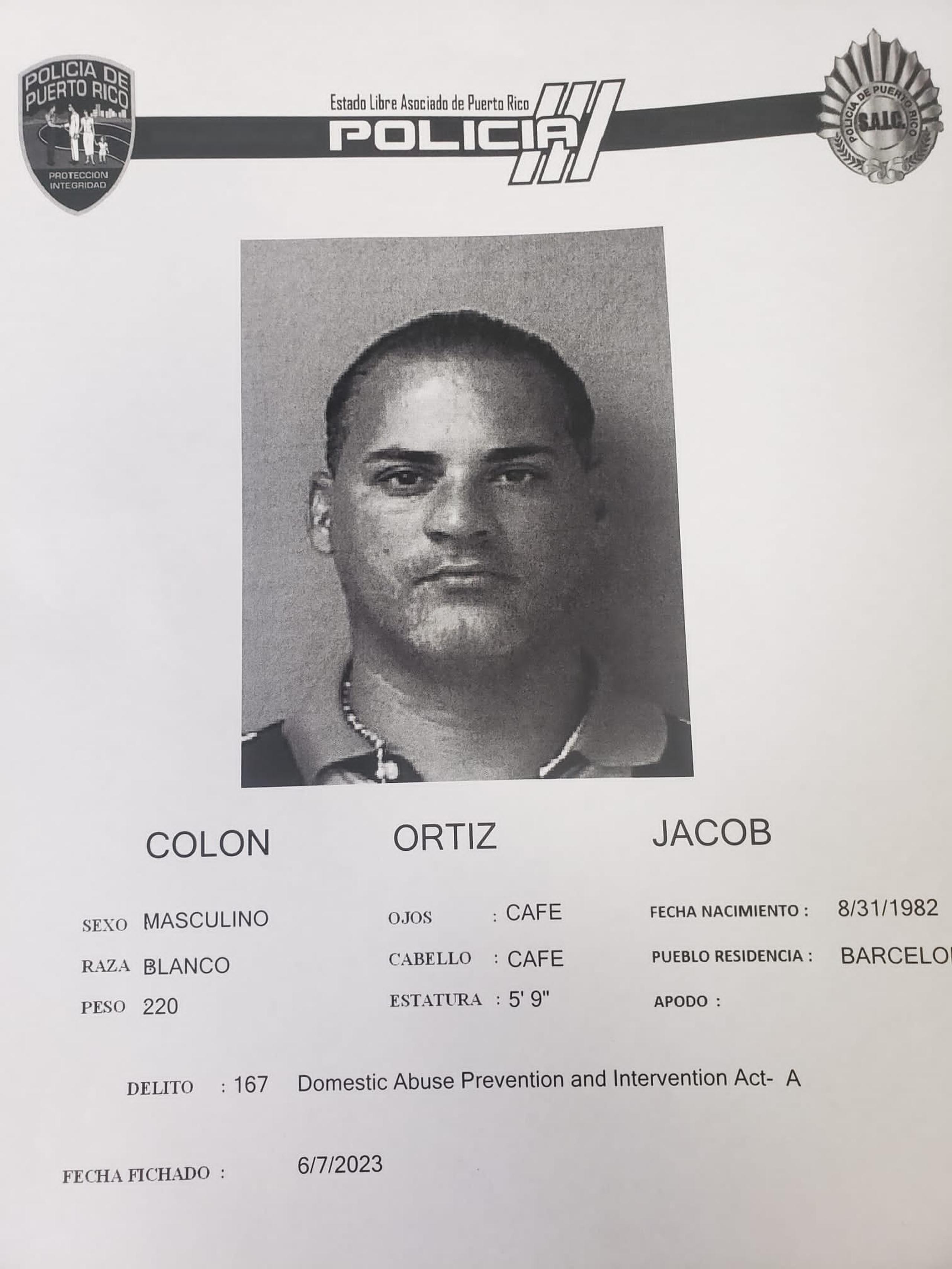 Jacob Colón Ortiz fue arrestado por violaci;on a la Ley de Armas, violencia de género y agresión sexual.