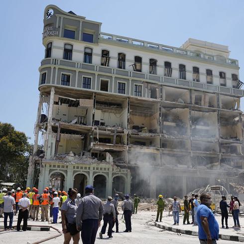 Trágica escena tras explosión de histórico hotel en Cuba