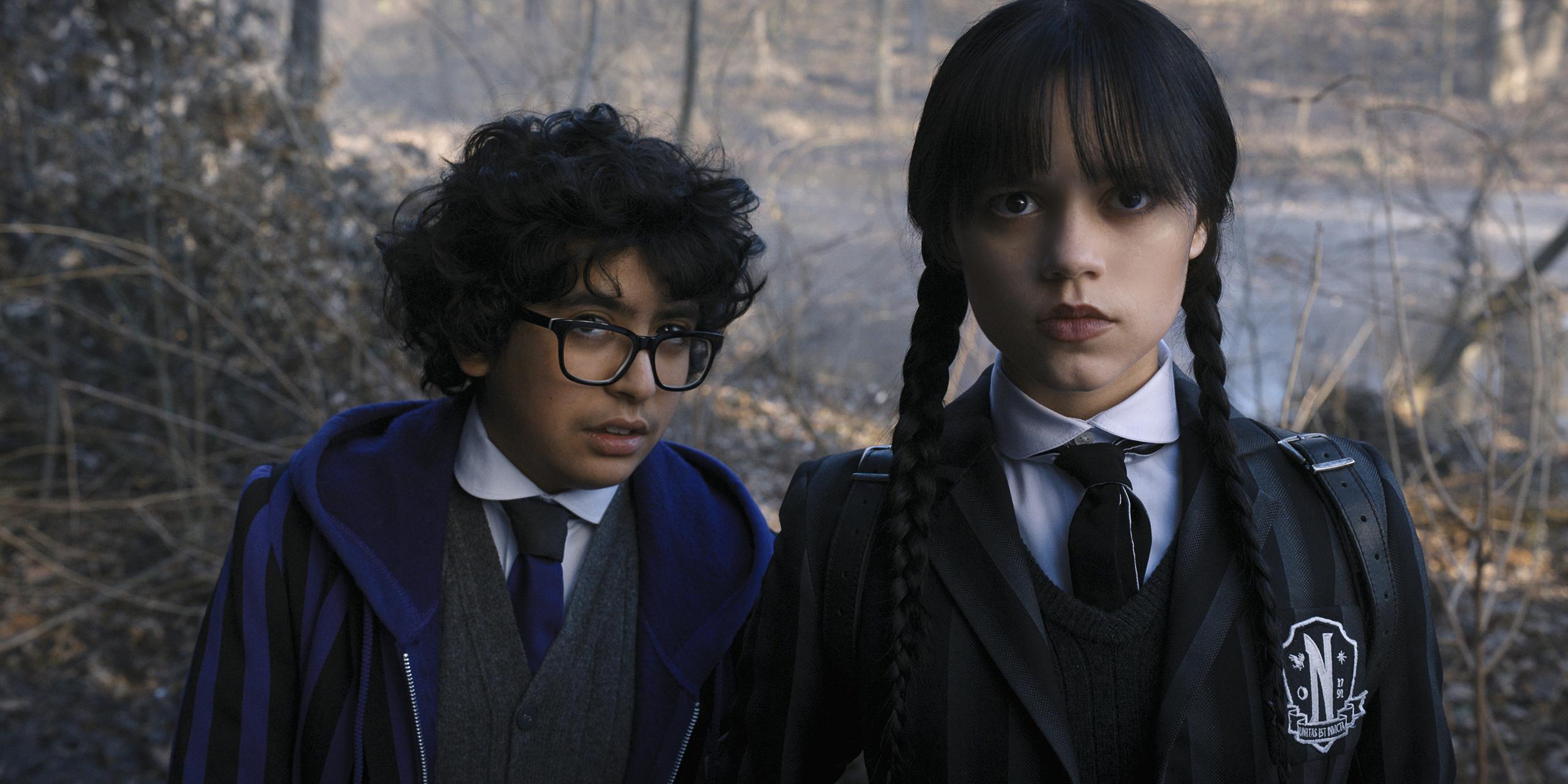 Los actores Moosa Mostafa, en el papel de Eugene Otinger, y Jenna Ortega, como Miércoles, en un fotograma de la nueva serie de Tim Burton para Netflix. EFE/Netflix
