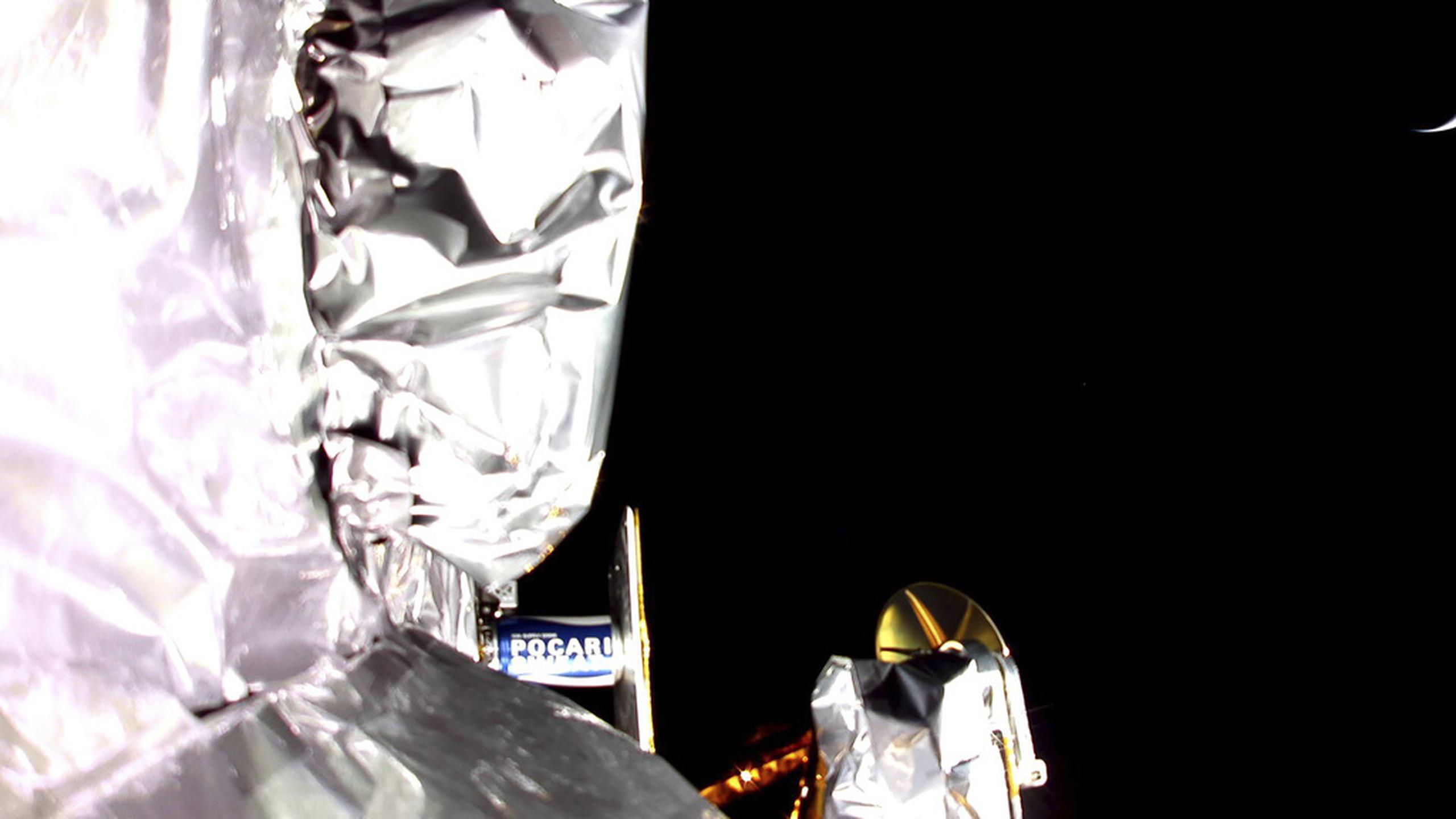 En esta imagen de una cámara publicada por Astrobotic Technology, muestra una sección del módulo de aterrizaje Peregrine.