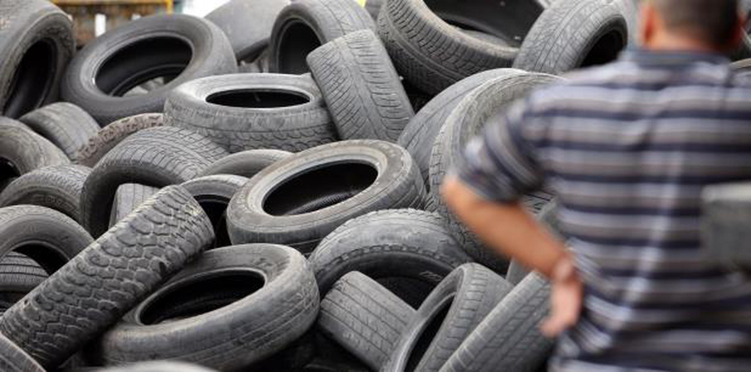 La acumulación desmedida de neumáticos o gomas desechados en gomeras e instalaciones alrededor de Puerto Rico representa una crisis de salud y ambiental.  (Archivo)