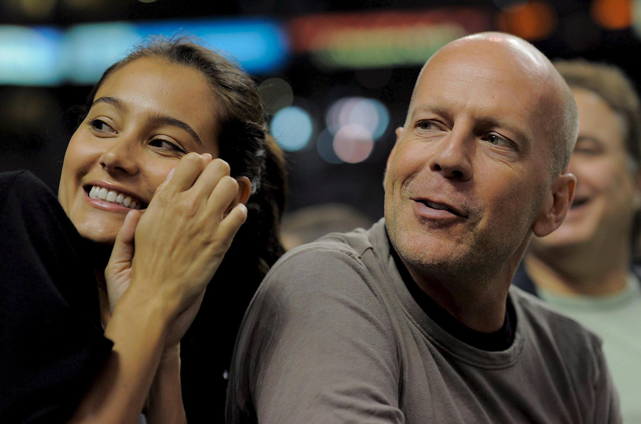 Los actores Bruce Willis (derecha) y Emma Heming (izquierda) asisten a un partido de la NBA entre los Celtics de Boston y los Hawks de Atlanta en abril de 2008.