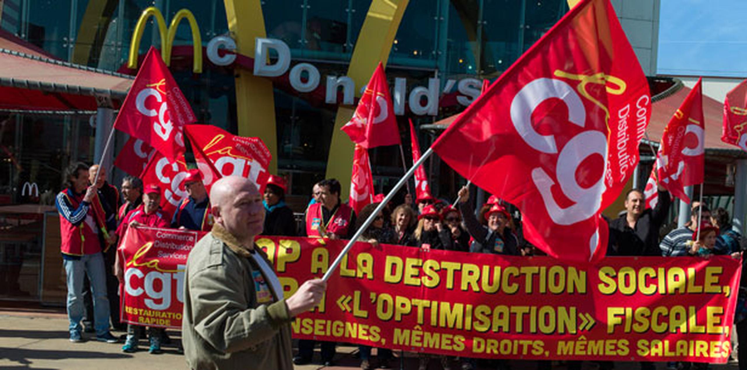 McDonald's Francia dijo en un comunicado que "deplora" la protesta y espera un dialogo pacífico. Añadió que la compañía ha logrado cerca de 100 acuerdos laborales. (AP Photo/Thibault Camus)
