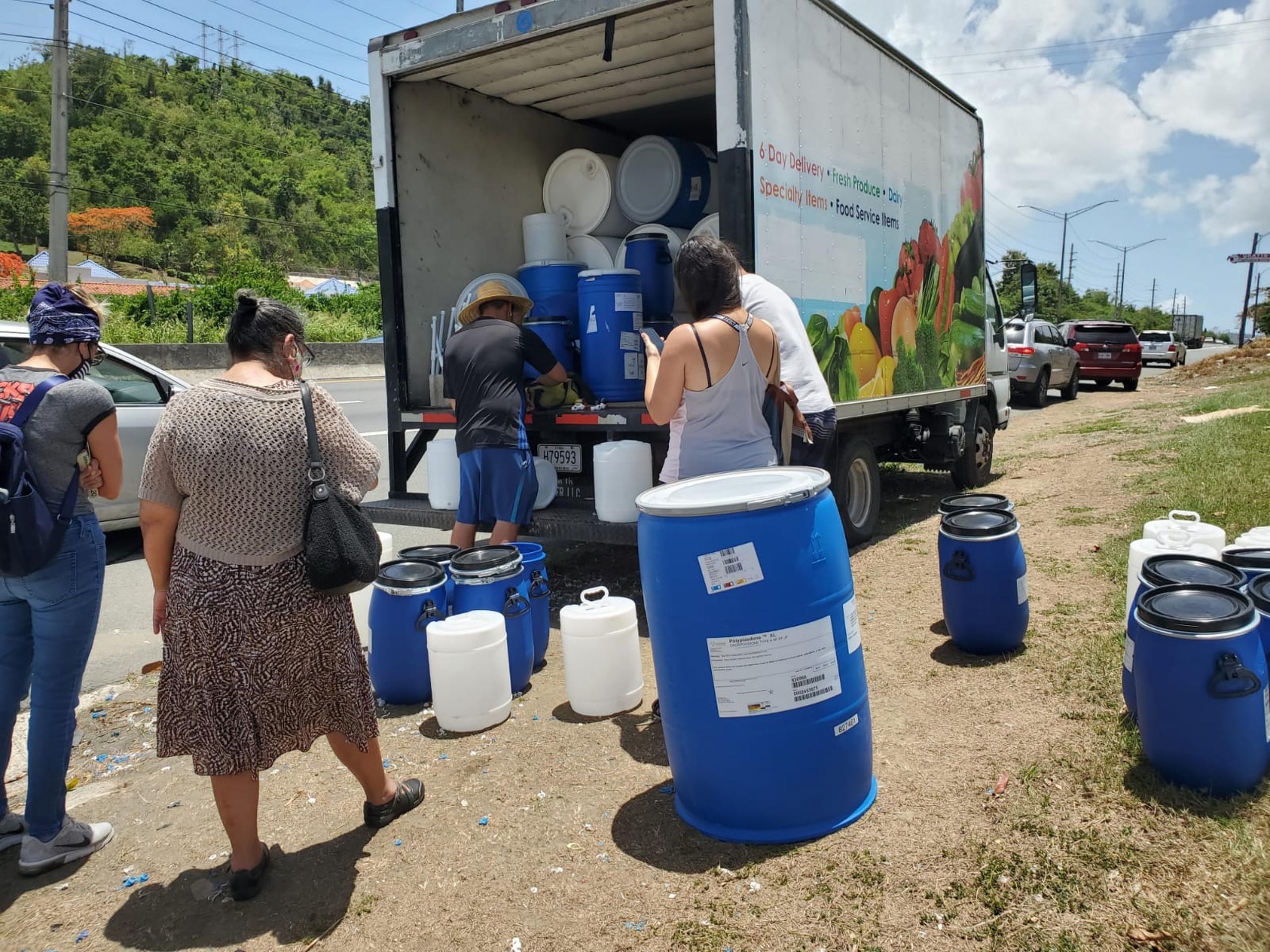 Ciudadanos hacen filas para comprar cisternas.