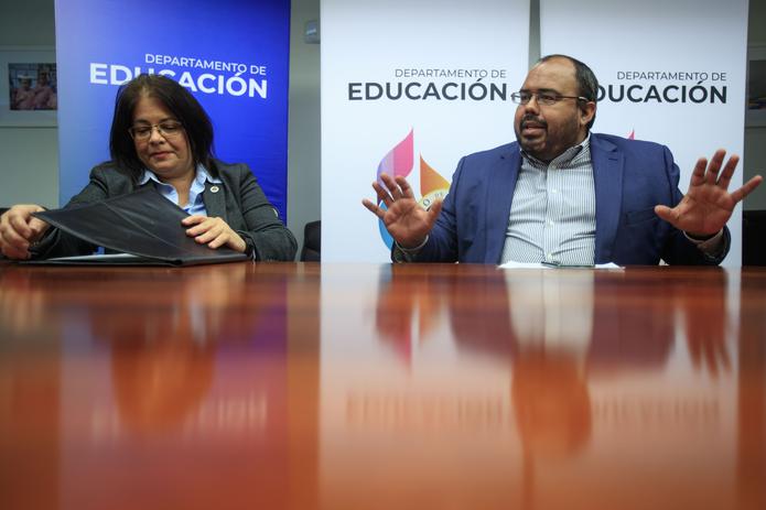 En la foto, Mayra Olavarría, presidenta interina de la UPR y Eliezer Ramos Parés, secretario del Departamento de Educación.