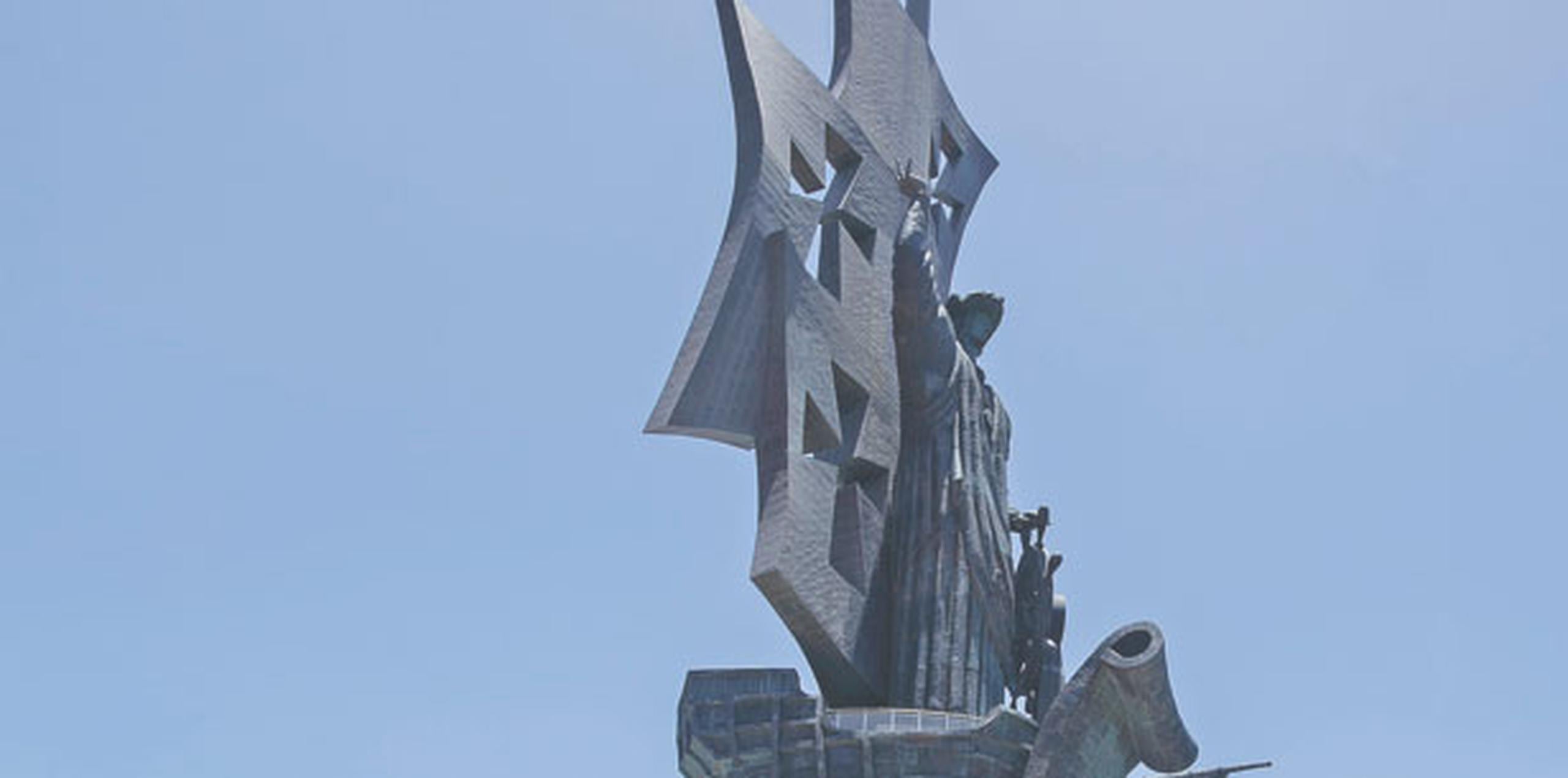 Tras un intento fallido porque la estatua se levantara en la localidad de Cataño, la estatua pasó años en el Puerto Mayagüez, donde tampoco se pudo instalar, hasta llegar a su destino final en Arecibo. (Archivo)