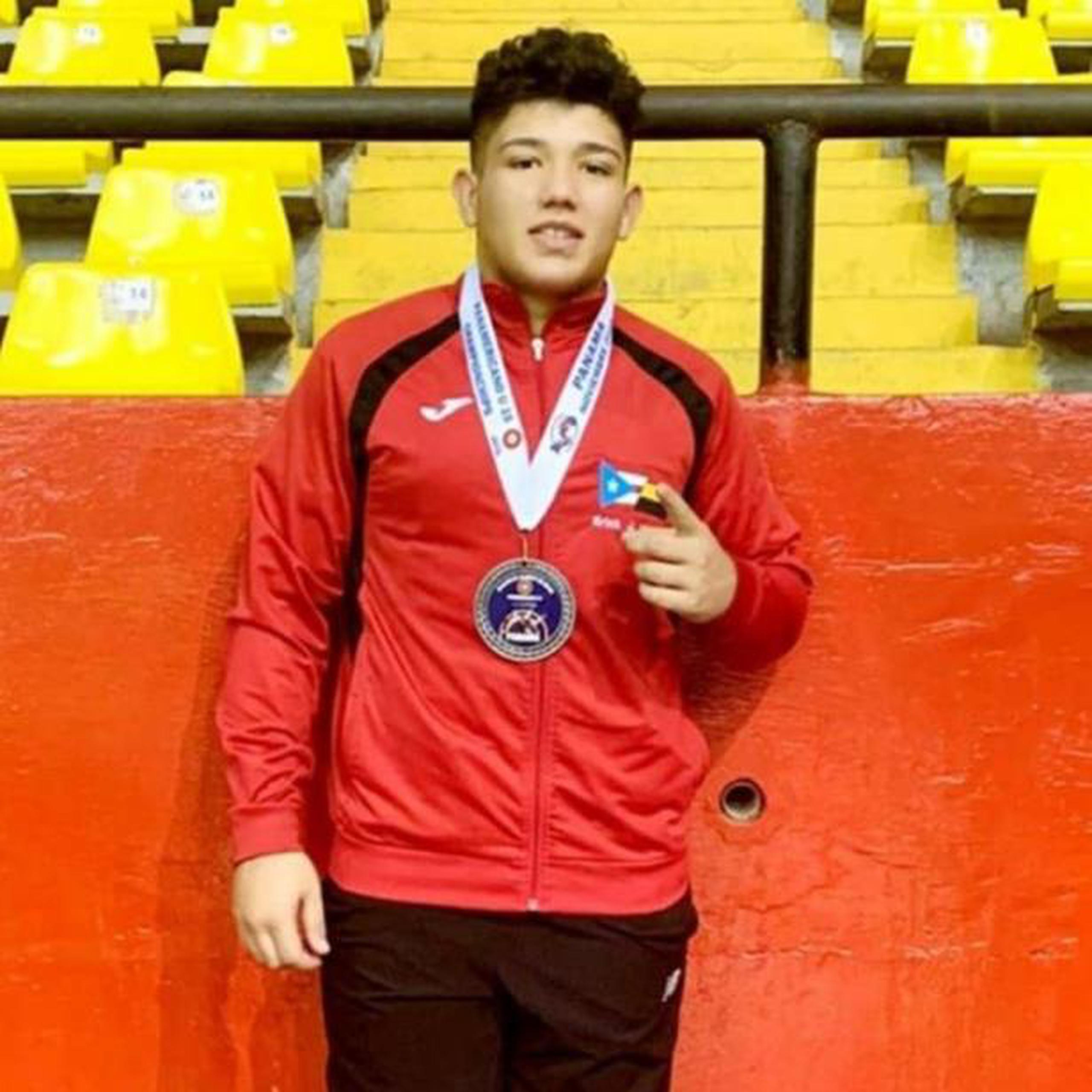 El juvenil luchador Erick Martínez ganó la medalla de plata en el peso de 85 kilogramos durante el torneo efectuado en Panamá. (Facebook)
