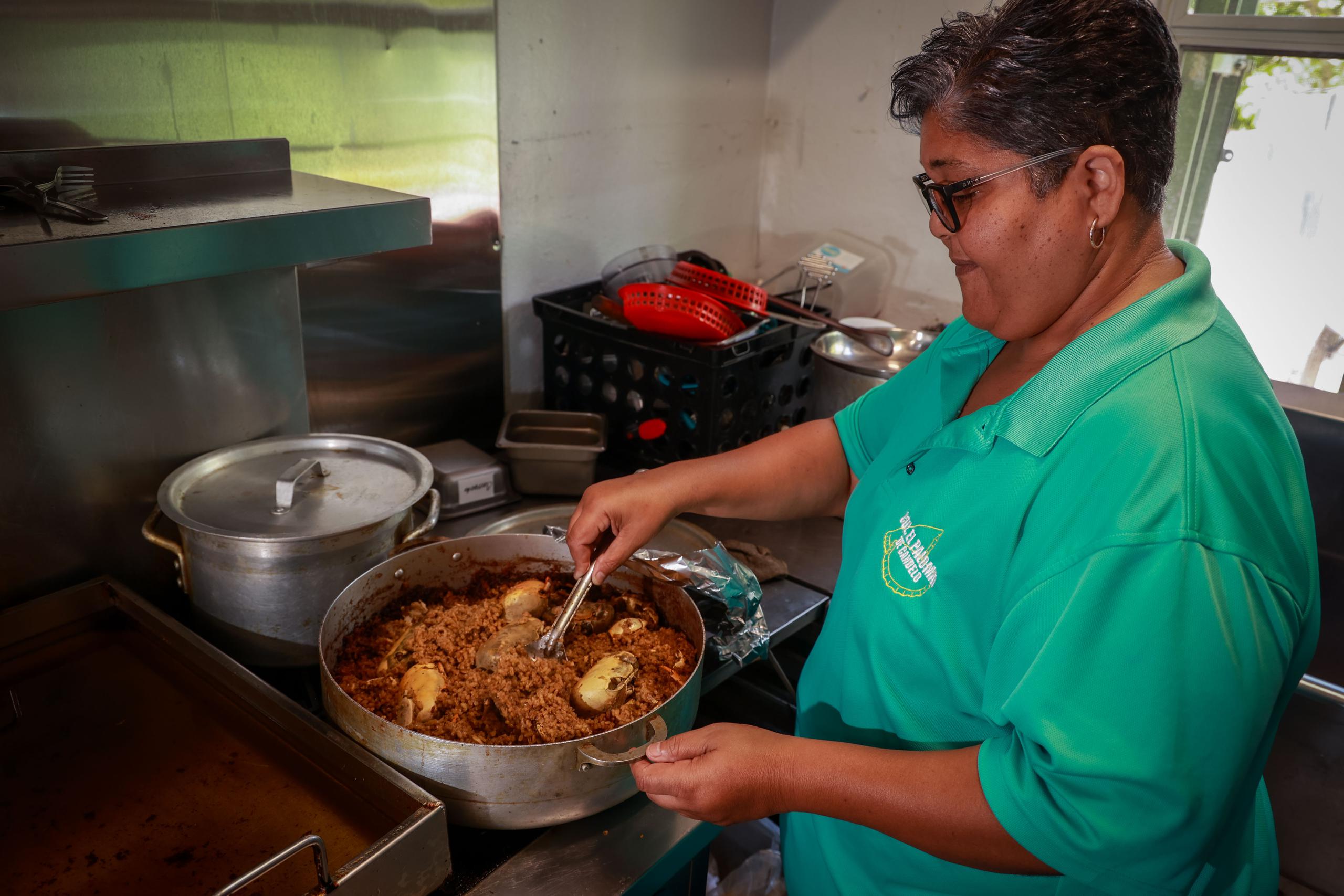 Idamaris Santiago Figueroa, copropietaria de Colmado Palomar, es la encargada de preparar la comida que allí se vende y que ha conquistado paladares.