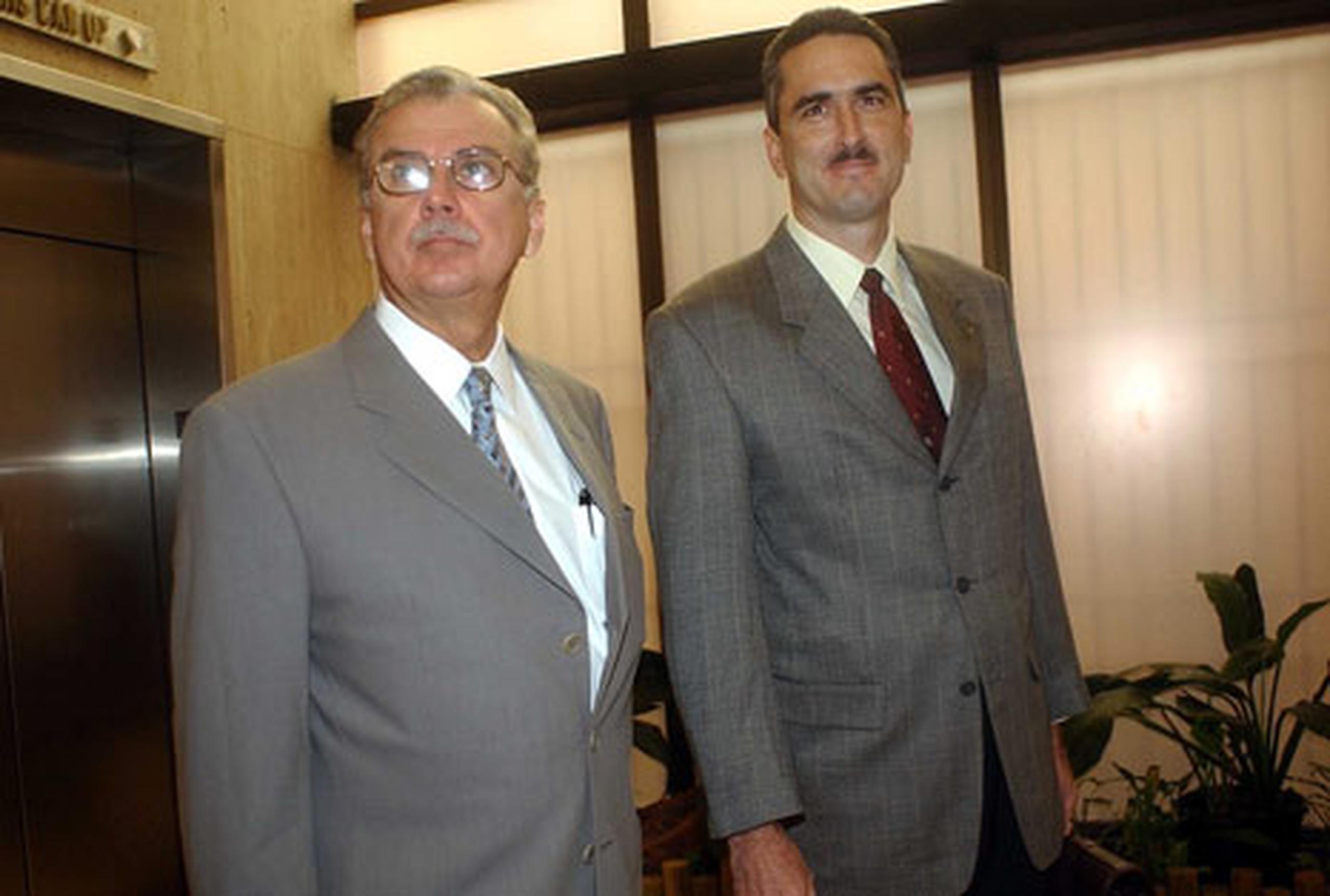 El abogado Luis Berríos es uno de los principales asesores del presidente del Senado, Thomas Rivera Schatz. En la foto, cuando representaban al ex gobernador Rosselló en el pleito por la pensión.(Archivo 2004)