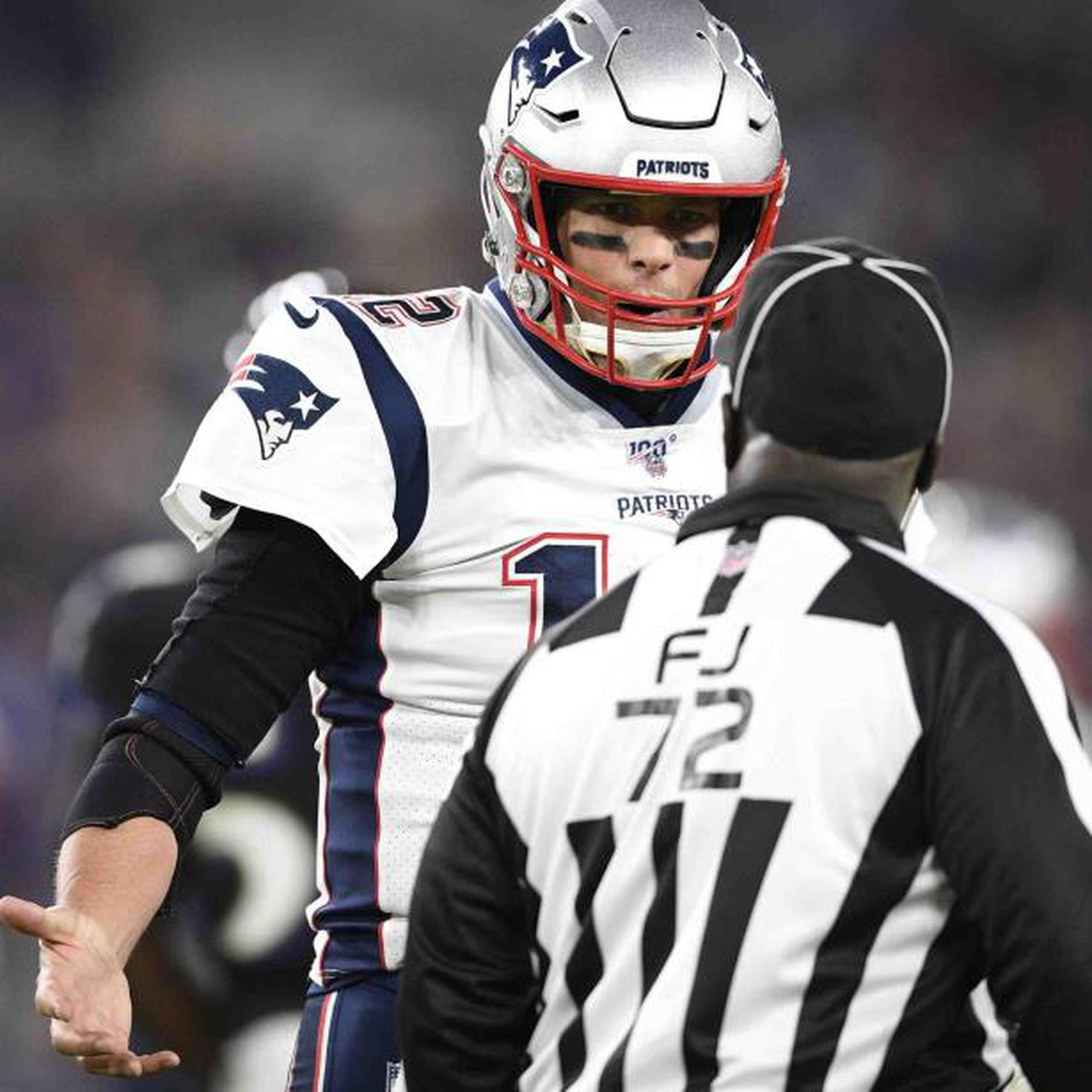 El estelar quarterback Tom Brady discute con un árbitro en un reciente partido de los Patriots. (AP)