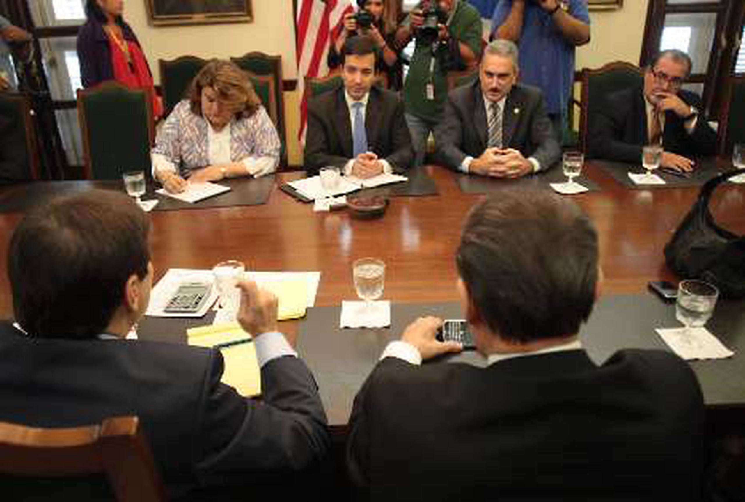  El gobernador Luis Fortuño fue quien convocó a la reunión para buscar alternativas a la crisis fiscal de la UPR.&nbsp;<font color="yellow">(Primera Hora / David Villafañe)</font>