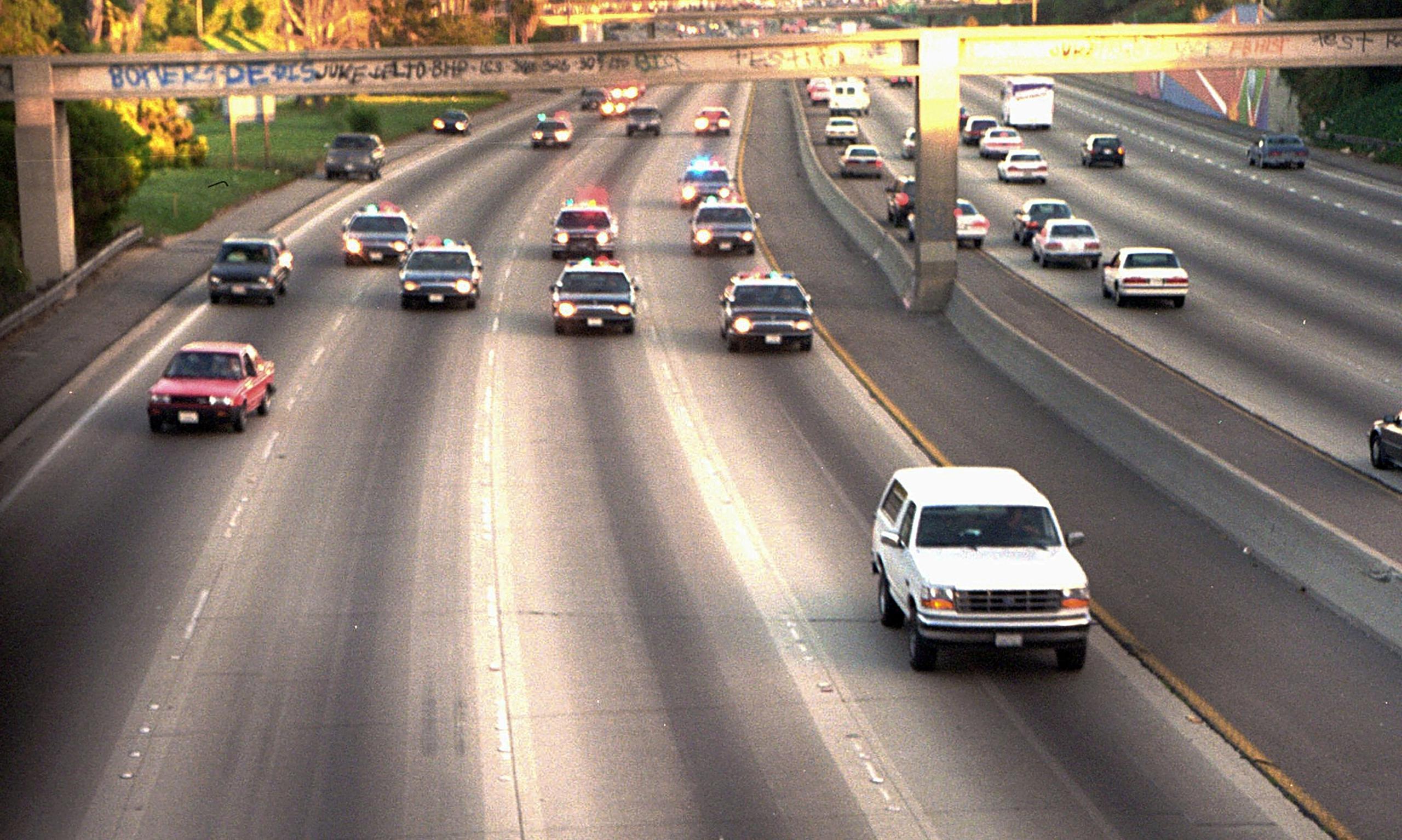 En esta fotografía de archivo del 17 de junio de 1994, una camioneta Ford Bronco blanca, conducida por Al Cowlings con O.J. Simpson como pasajero, es seguida por patrullas de la policía de Los Ángeles en una autopista de Los Ángeles. 