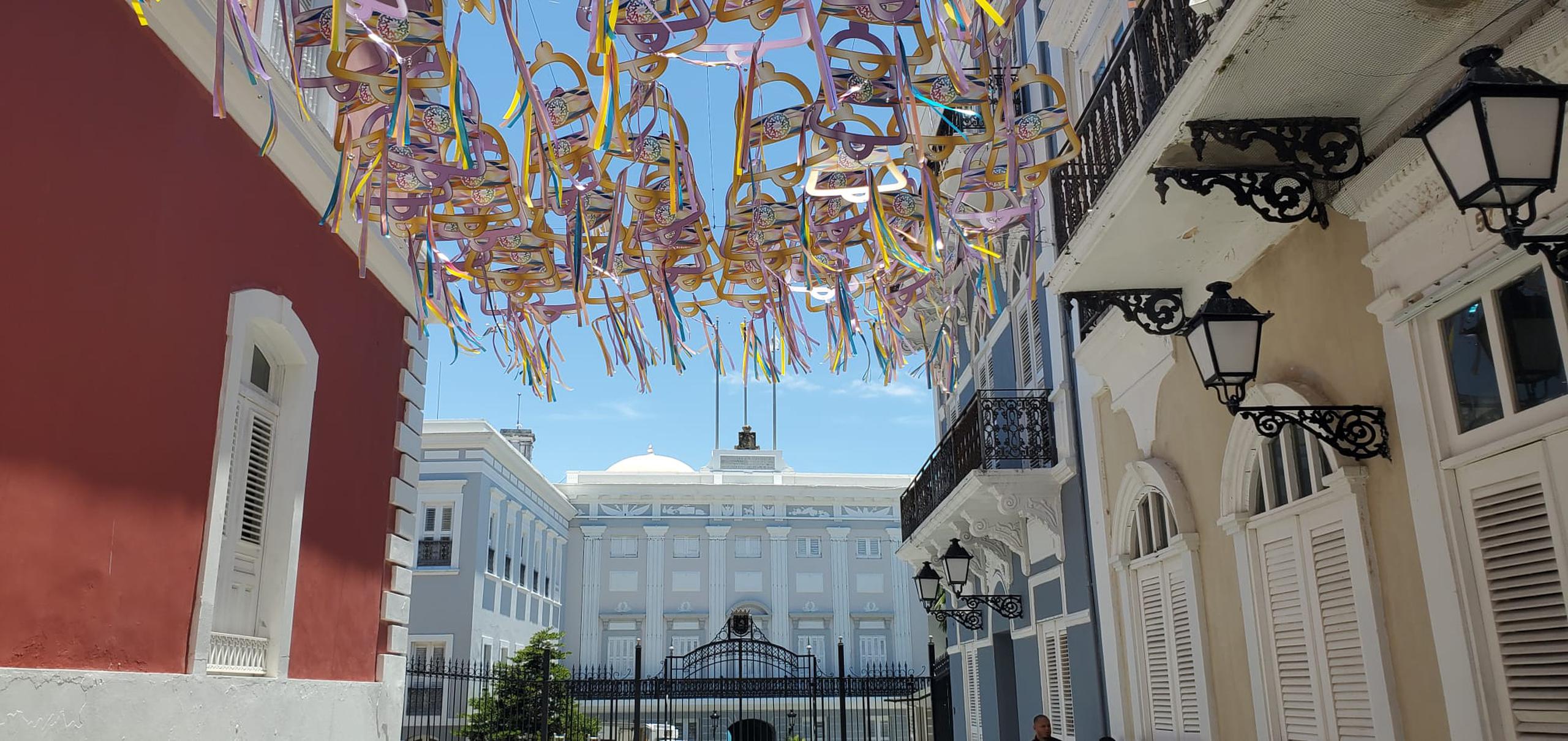 Imágenes de campanas que decoran la calle Fortaleza.