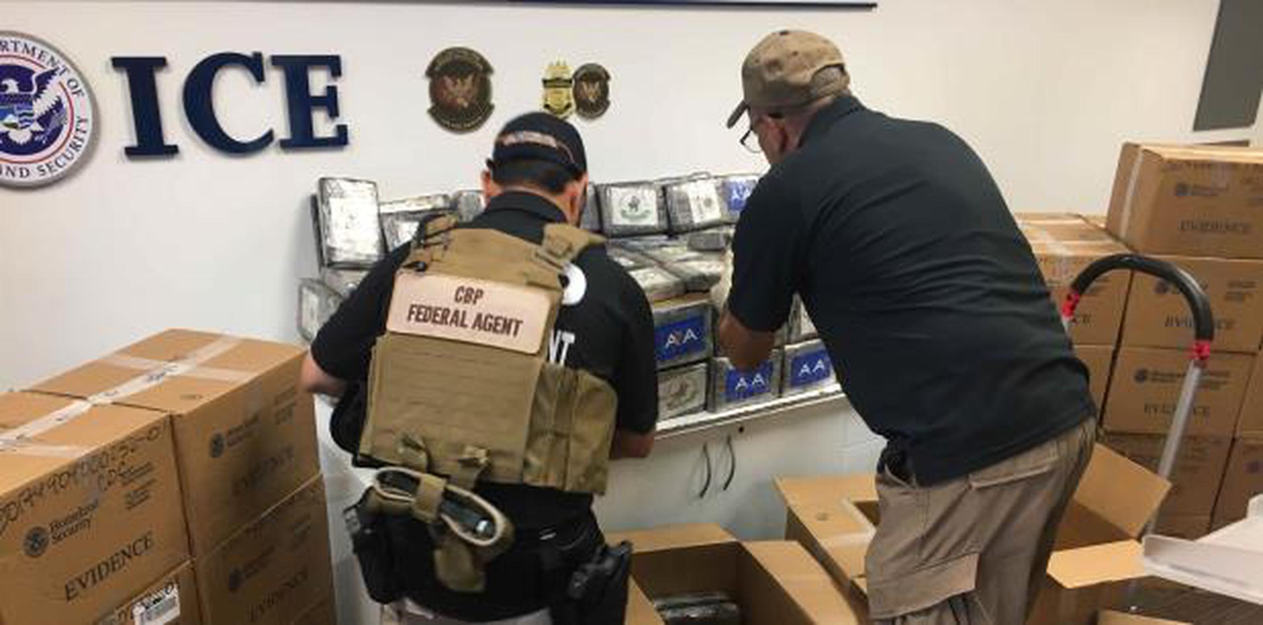 Según se detalló, el pasado viernes y durante la inspección de carga que llega desde Colombia, un canino del CBP alertó a los agentes sobre el posible hallazgo de alguna droga en cuatro cajas de flores. (EFE)