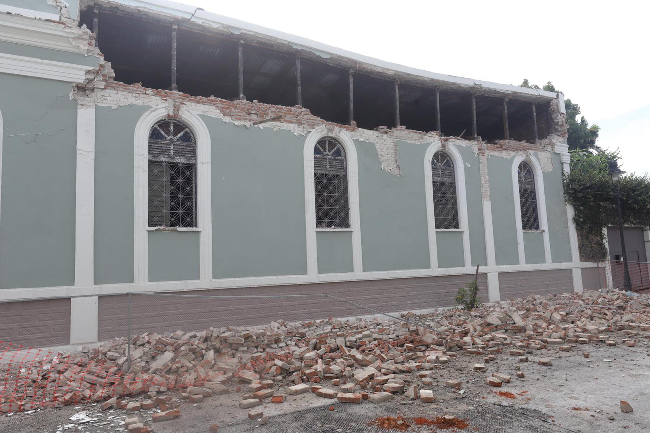 Estructura en Ponce con daños por el sismo de magnitud 5.4.