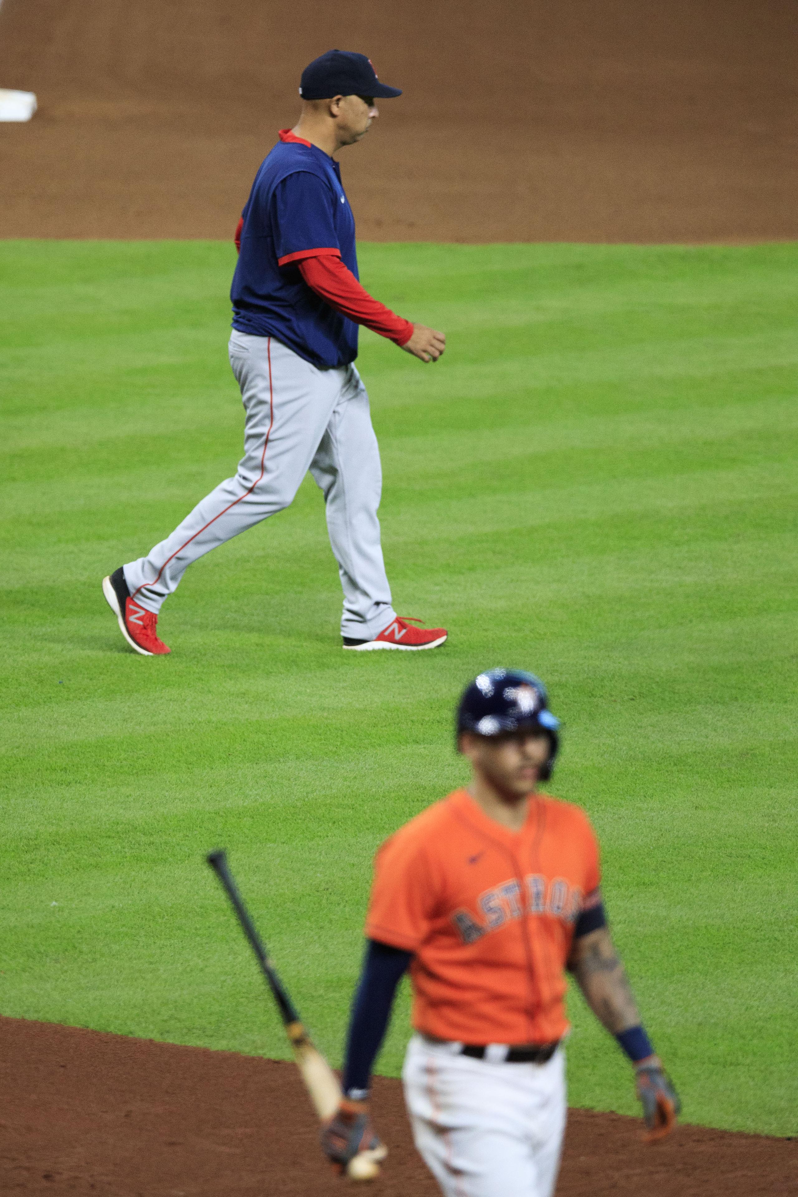 Uno de los jugadores que admira a Alex Cora lo es Carlos Correa. En la foto aparecen ambos. El piloto de los Red Sox camino a hacer un cambio de lanzador para enfrentar al campocorto de los Astros, quien en la foto va al área del banco de su equipo a esperar por el cambio del lanzador.