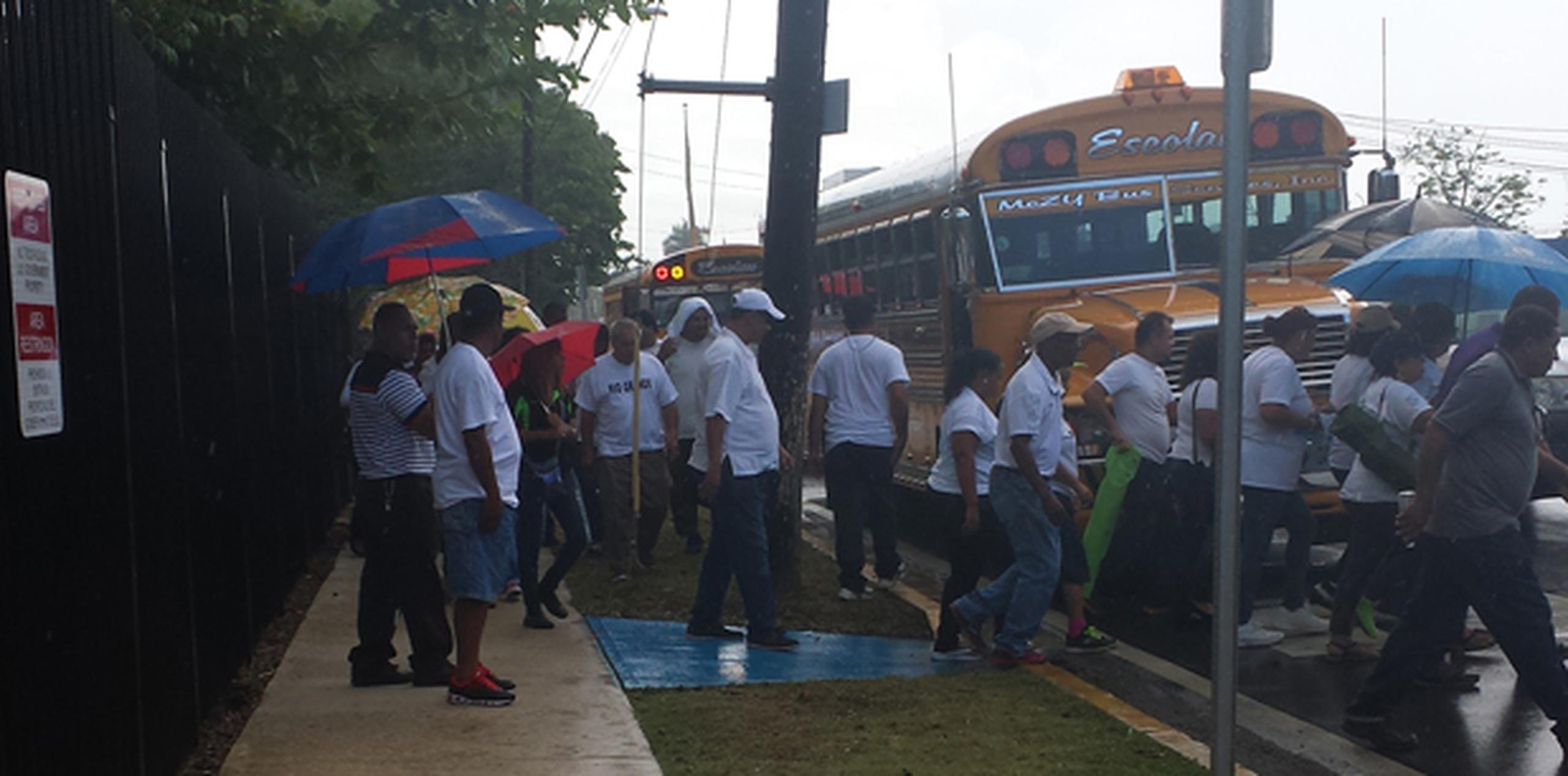 Los manifestantes llegaron en dos autobuses escolares acompañados por un tercer vehículo con equipo de sonido que reproducía música sacra. (nydia.bauza@gfrmedia.com)