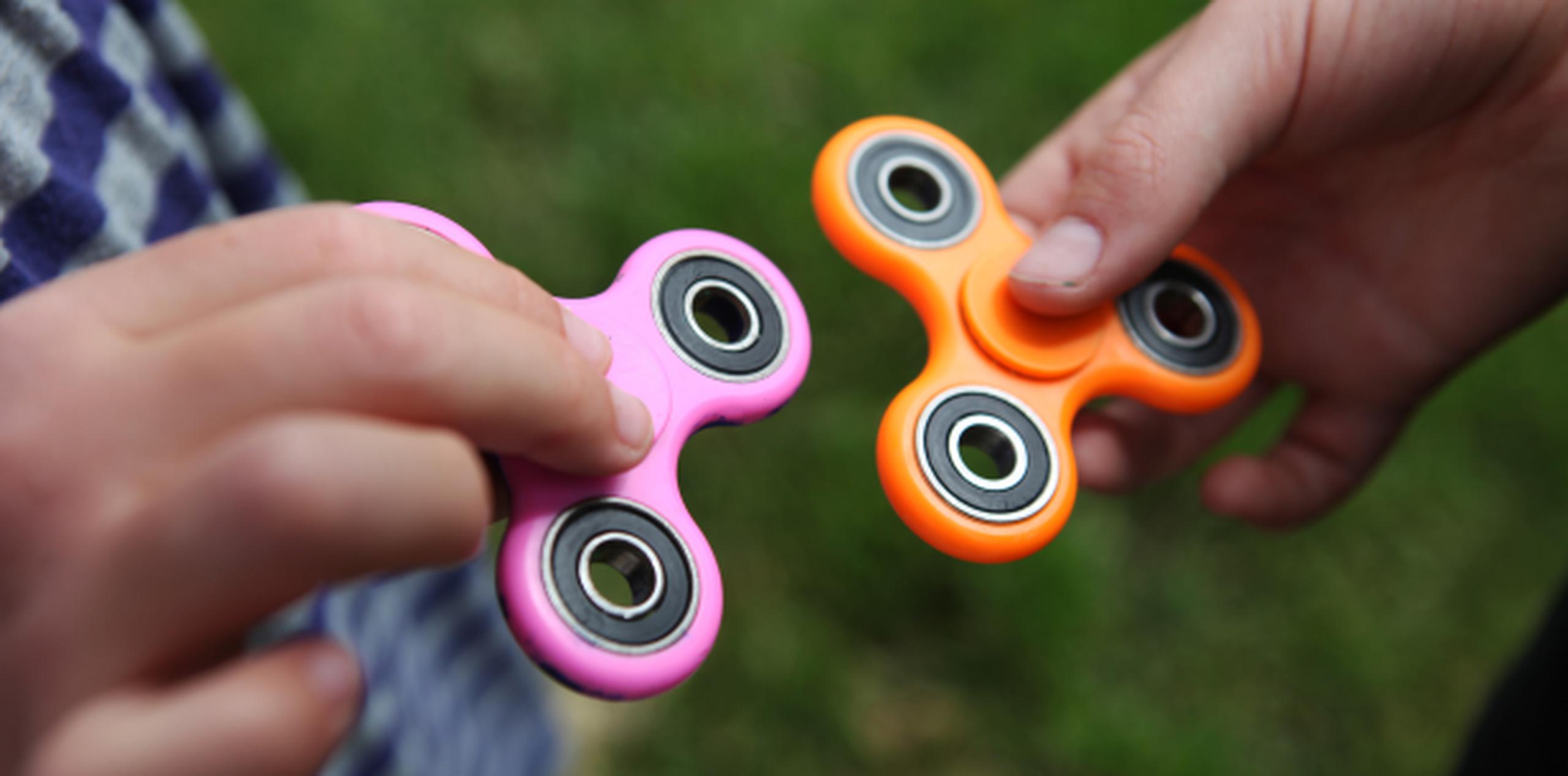 En el caso de los “fidget spinners”, WATCH alerta que los pequeños trompos contienen partes pequeñas que pueden causar asfixia. (Shutterstock)