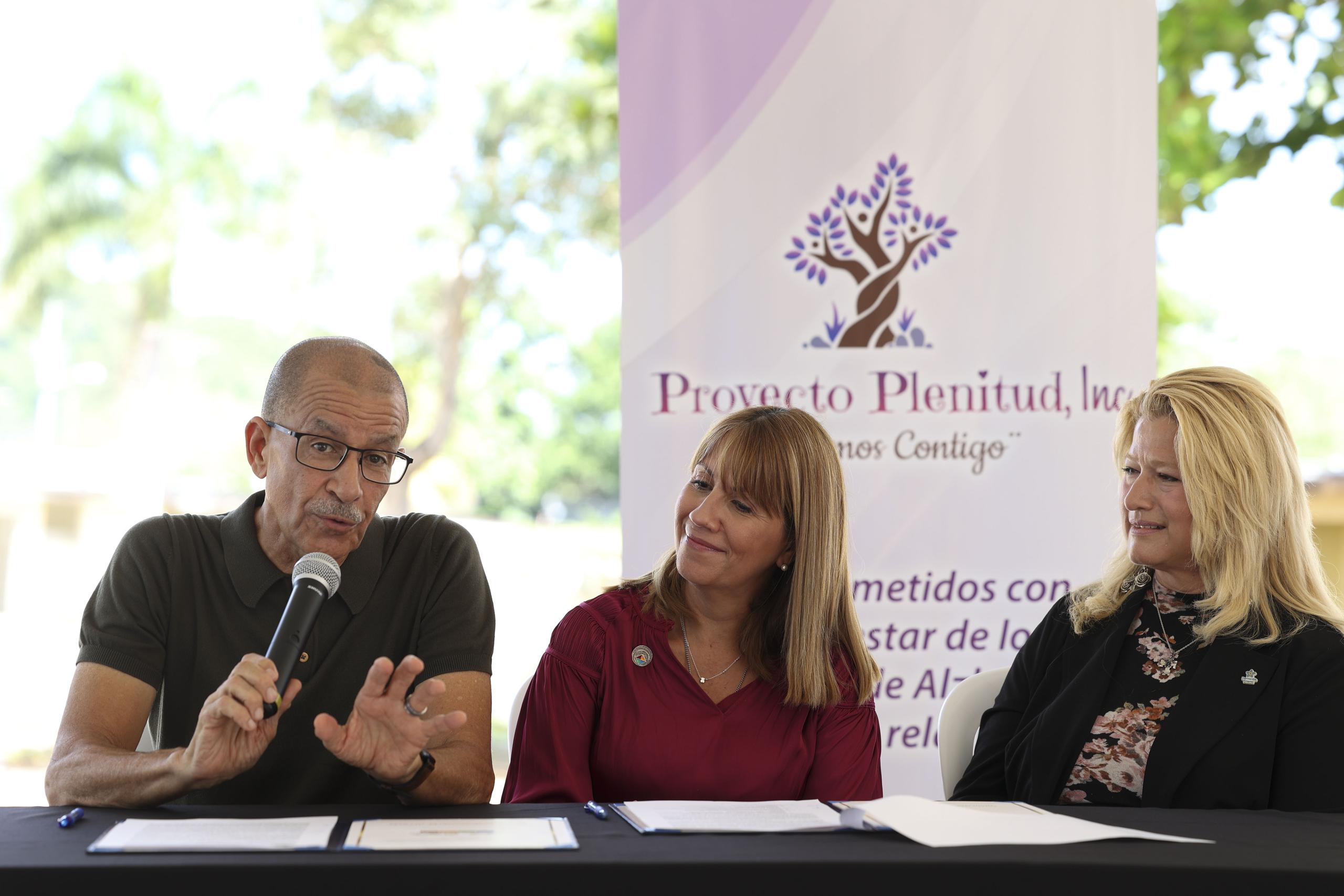 De izquierda a derecha, el alcalde de Toa Baja, Bernardo "Betito" Márquez, la directora ejecutiva, del Proyecto Plenitud, Dra. Florencia Velázquez y Ana Gratacós, directora de Dementia Friends.