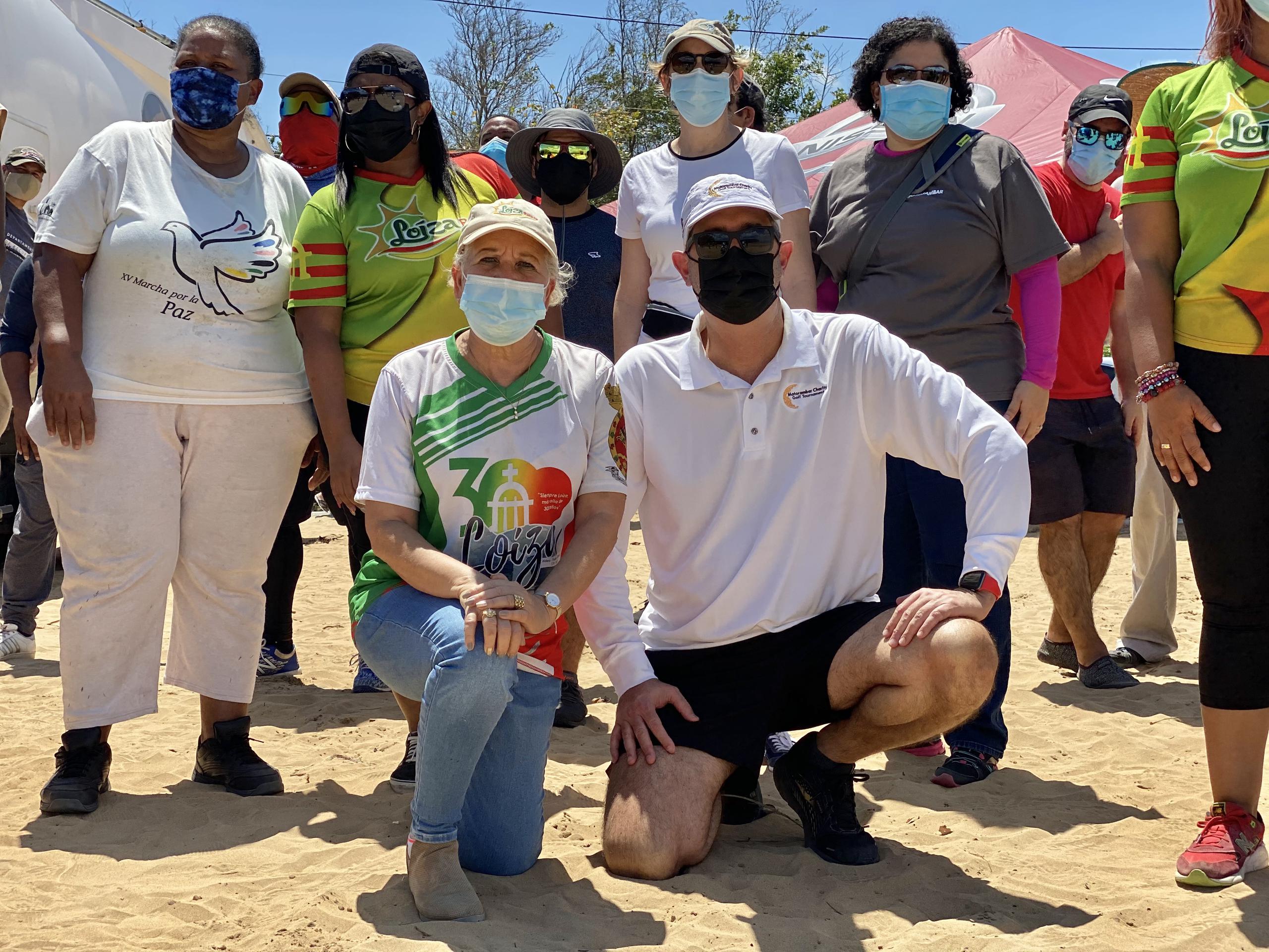 La alcaldesa Julia Nazario Fuentes y José Ordeix, de Motorambar, junto a parte del grupo de voluntarios que participaron en la limpieza de las playas La Pocita y Vacía Talega.