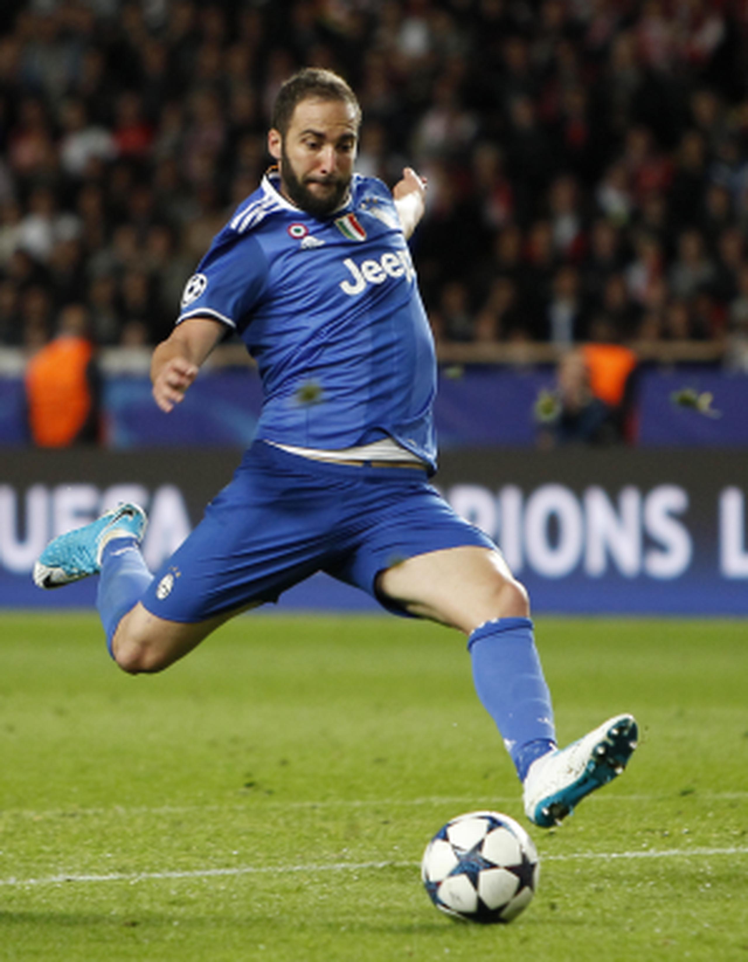 El argentino Gonzalo Higuaín marcó el martes los dos goles que tienen a la Juventus a un paso de la final. (AP / Claude Paris)