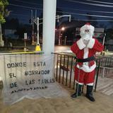 Santa Claus “encadenado” se manifiesta en San Juan