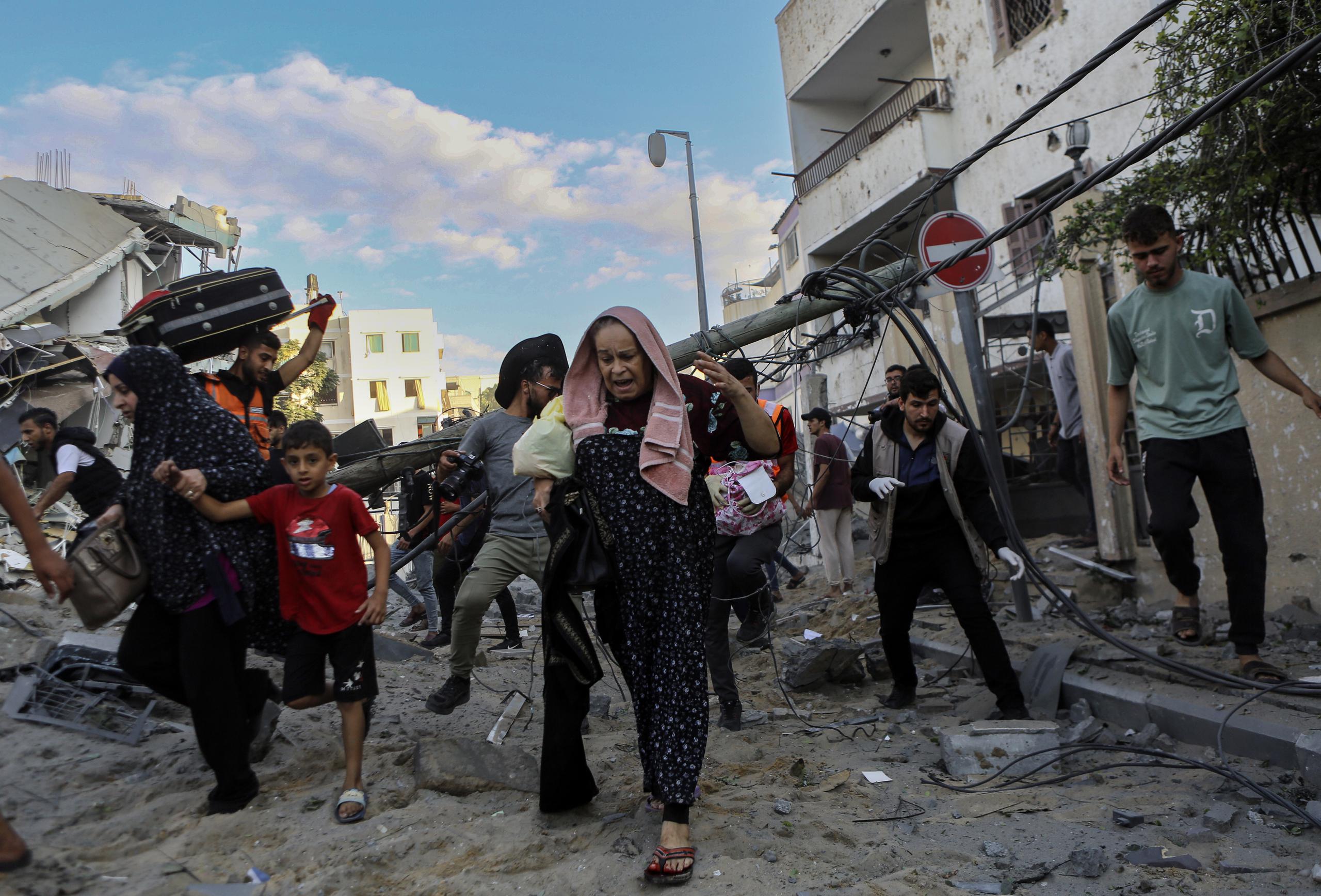 Una familia palestina corre en medio de un ataque israelí en Gaza.