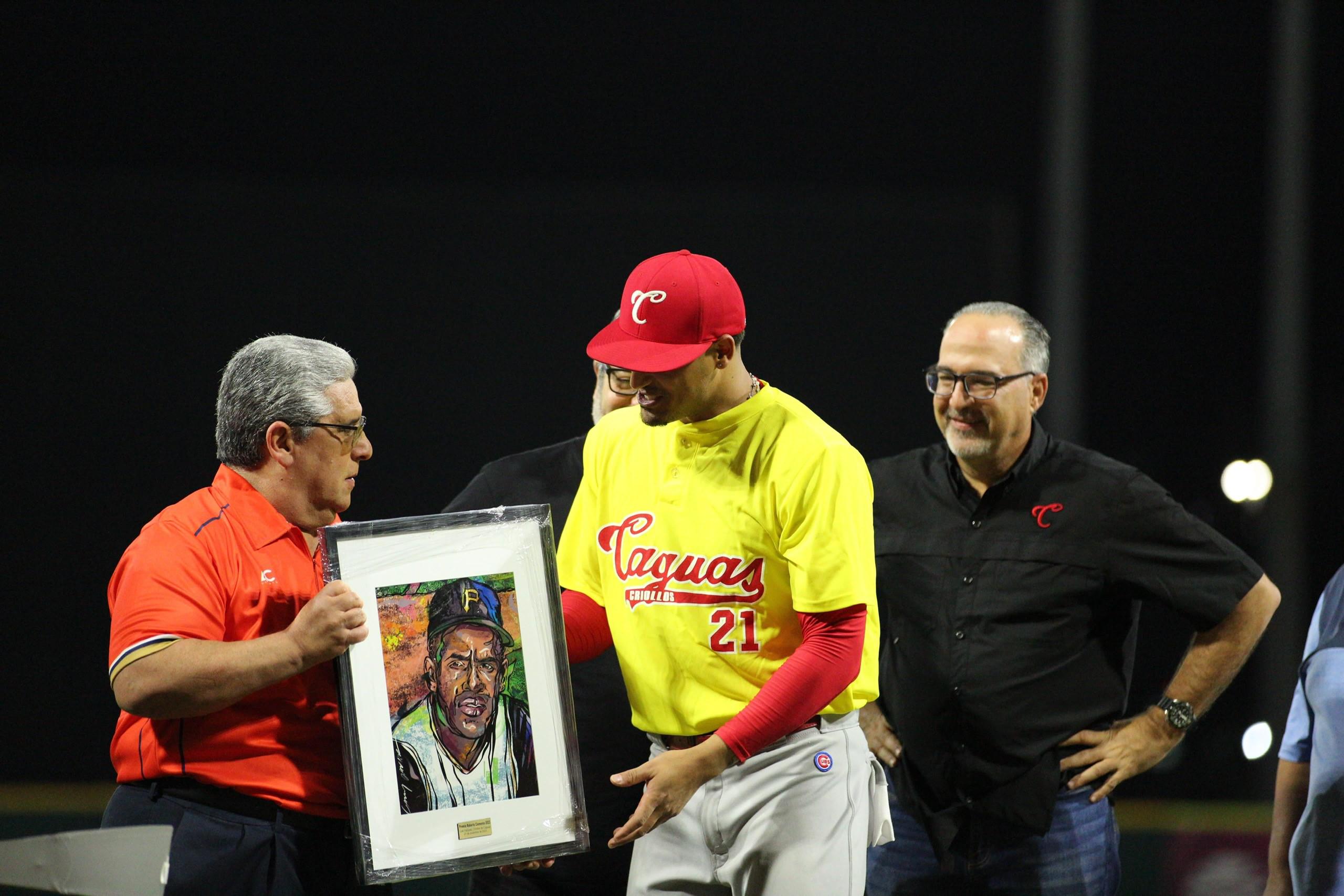 El pelotero de los Criollos Luis Vázquez recibe el premio Roberto Clemente de la mano del presidente de la LBPRC, Juan Flores Galarza.