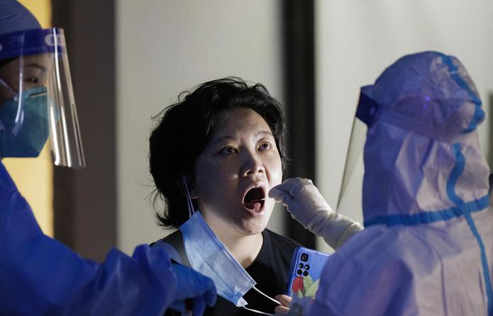Sanitarios realizando pruebas de coronavirus en China EFE/EPA/ALEX PLAVEVSKI POLAND OUT
