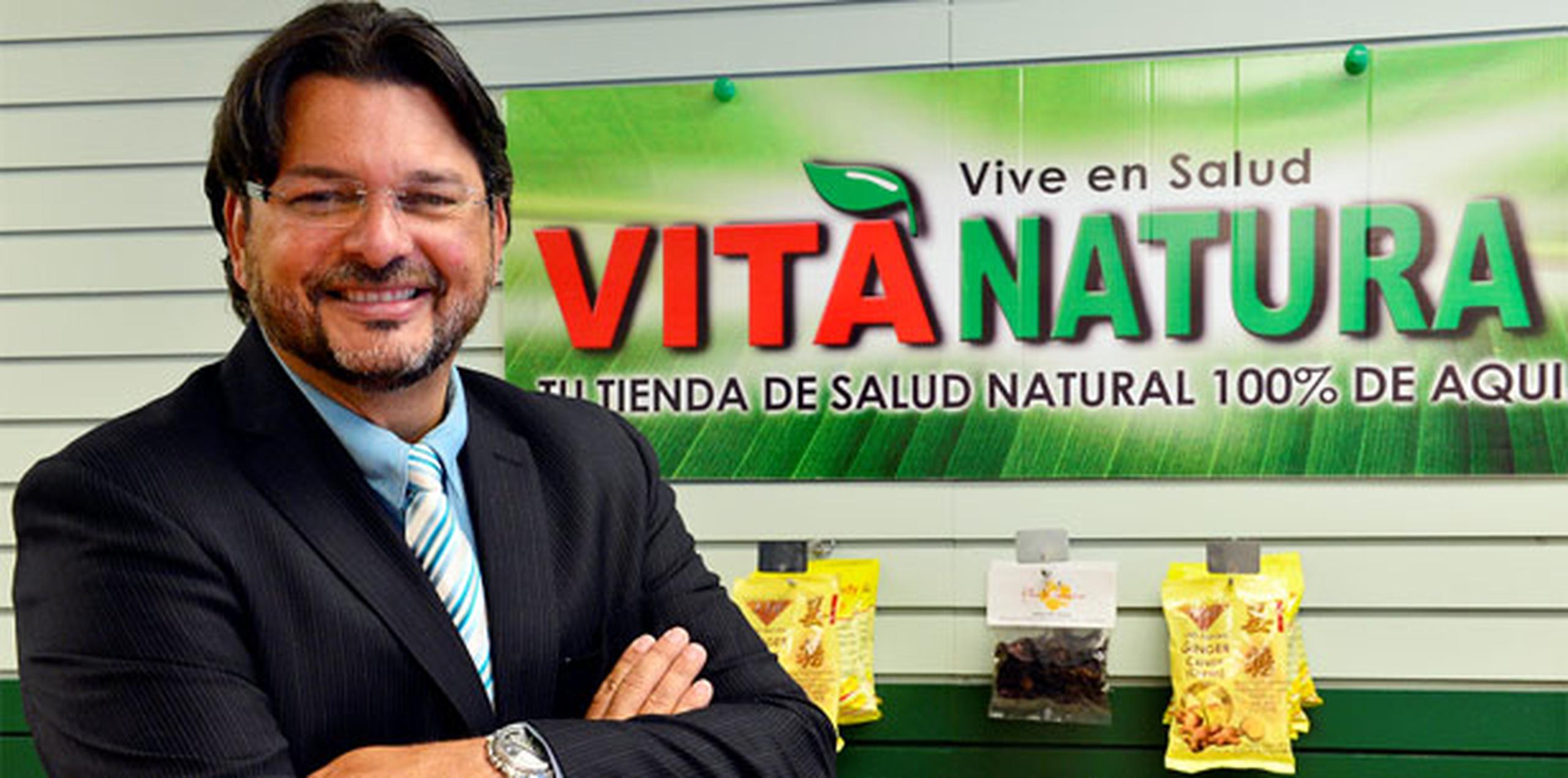De acuerdo con el reporte de Hacienda, la tienda de suplementos vitamínicos debe unos $257,753, de los que $254,829 corresponden al IVU. En la foto, Frank Medina. (Archivo)