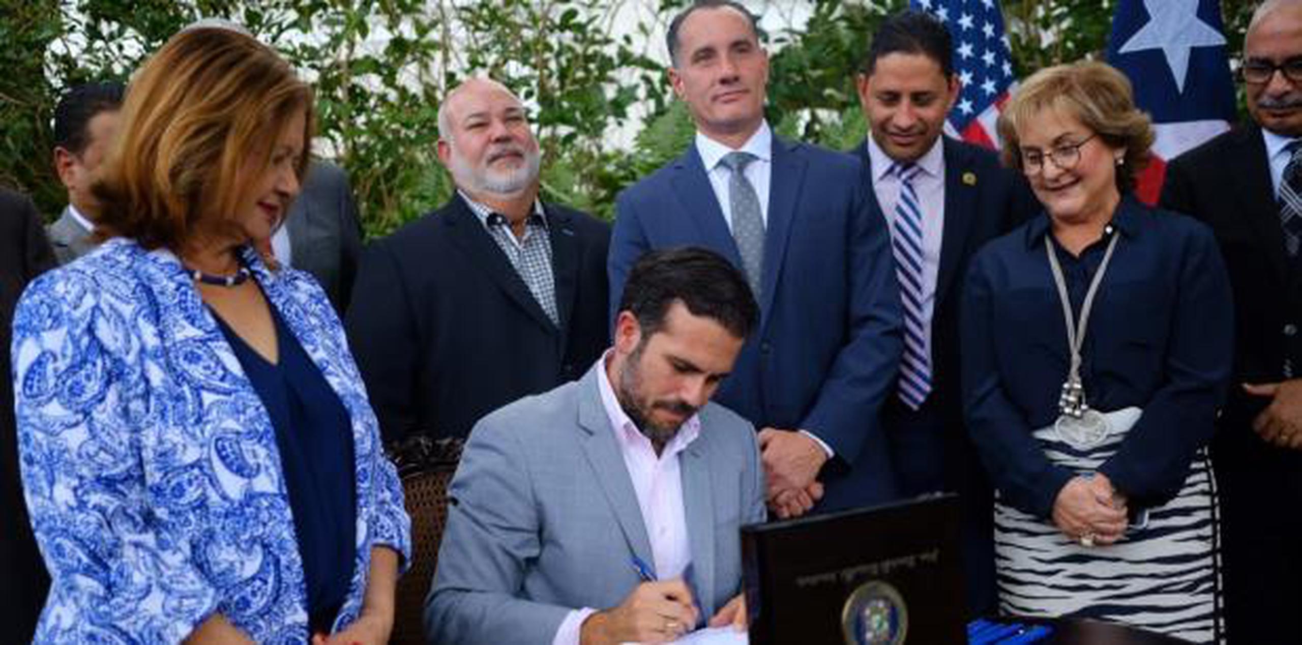 El gobernador resaltó “los pilares principales” de la misma, como el hecho de que la reforma “se trata de ahorrarle sobre $2,000 millones al bolsillo del puertorriqueño”. (xavier.araujo@gfrmedia.com)