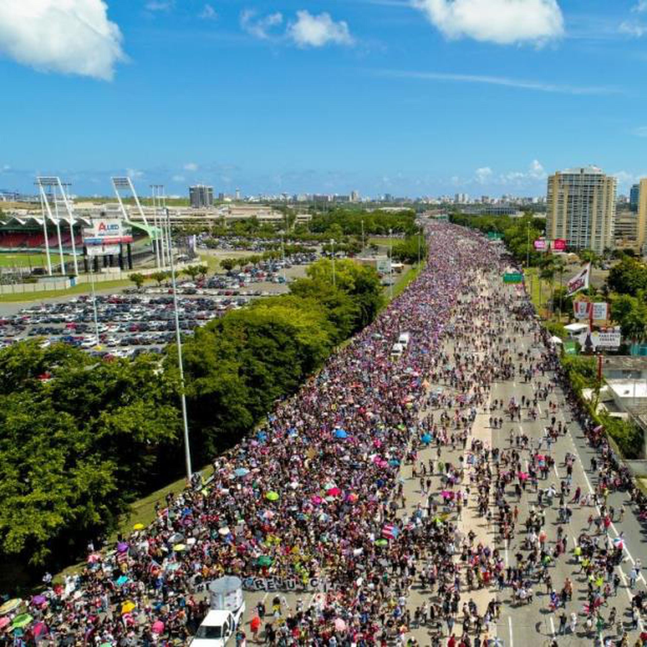 Colucci sacó sus números a base de datos suministrados sobre la distancia recorrida por la manifestación, la cantidad de carriles del expreso Las Américas y analizó algunas fotos de la marcha. (Drones de Puerto Rico)